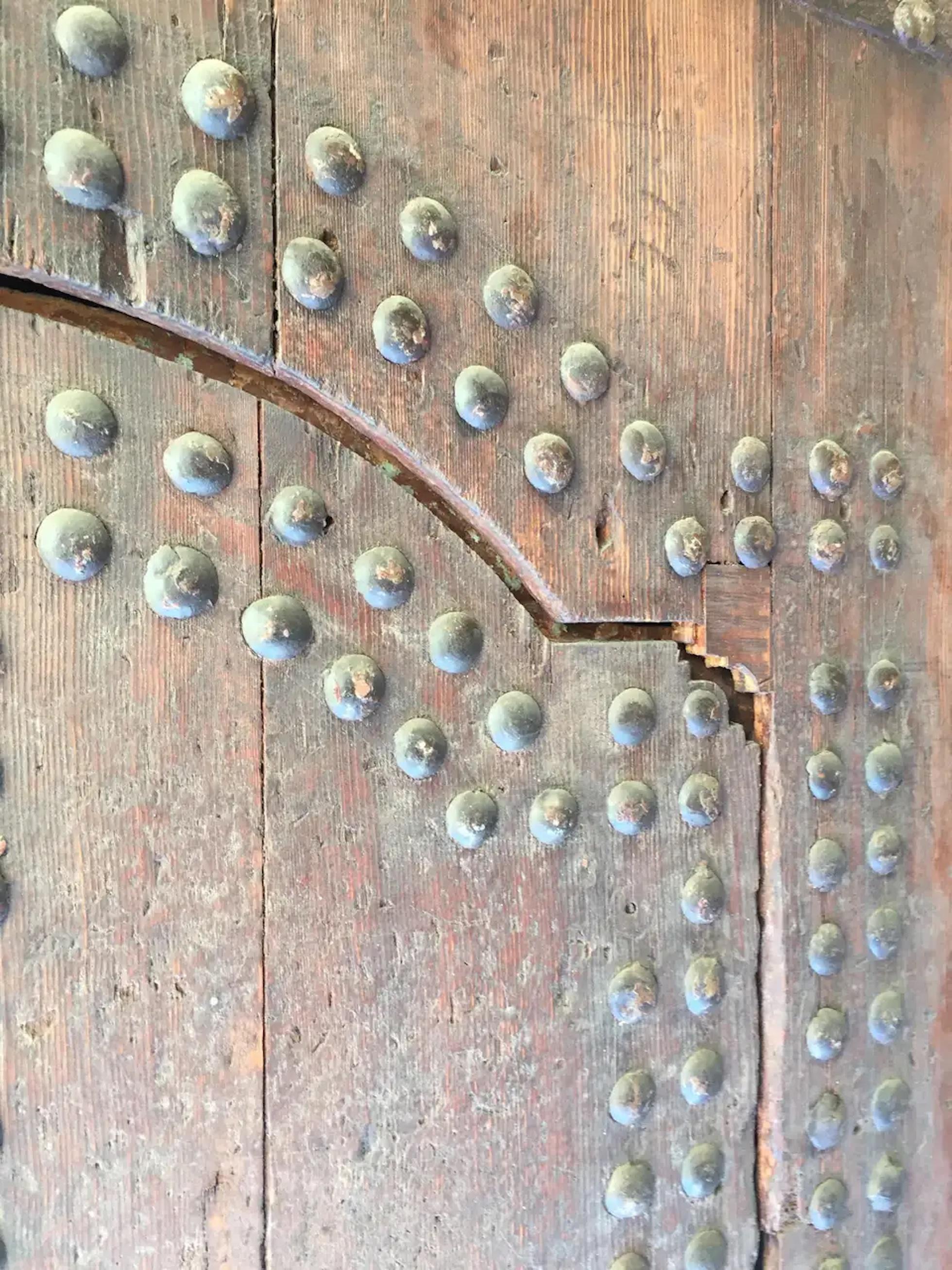Große marokkanische, antike, maurische Tür mit Nieten aus dem 19. Jahrhundert im Angebot 9