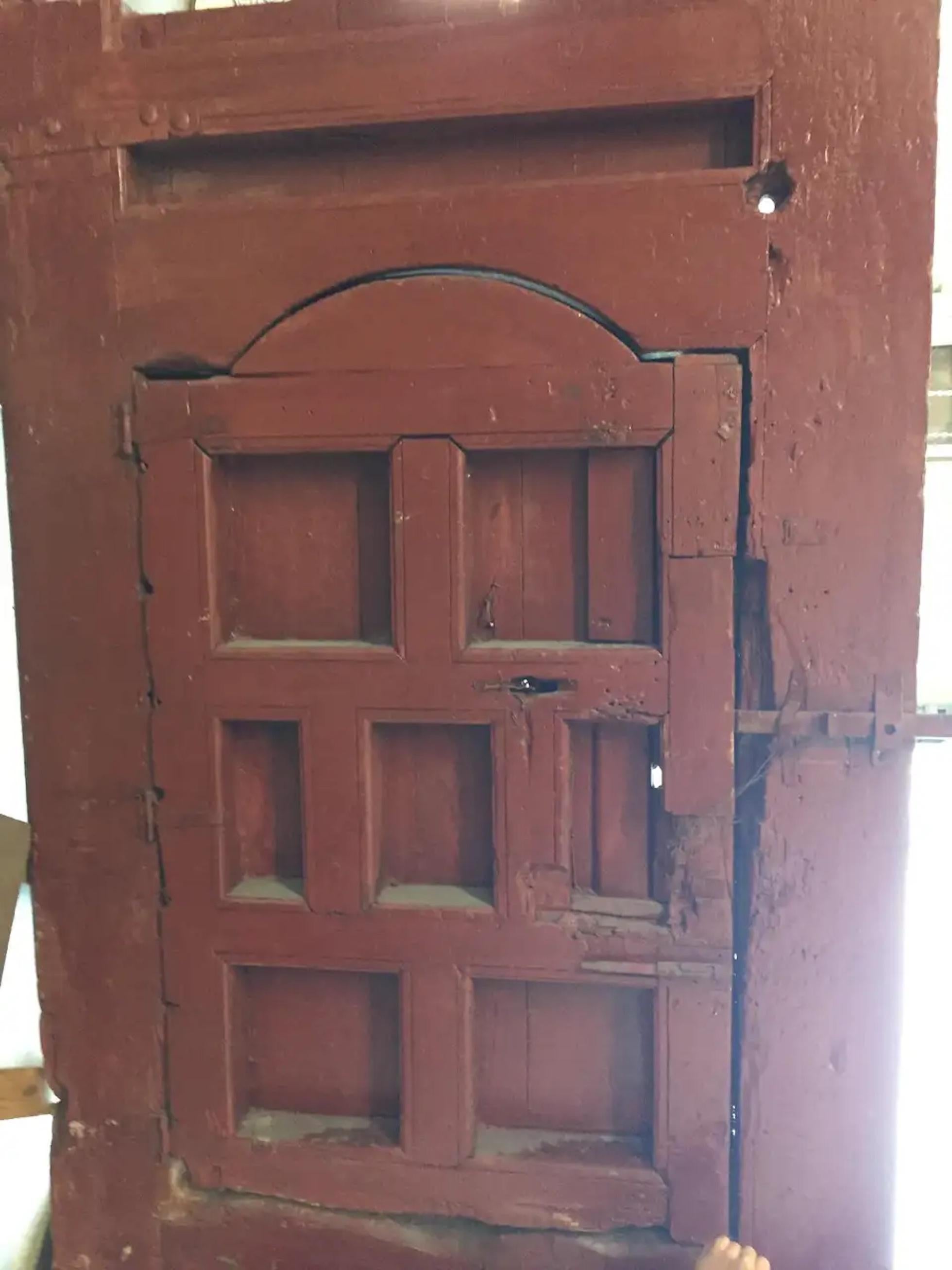 Grande porte ancienne marocaine du 19ème siècle en Ryad clouté, de style mauresque en vente 6