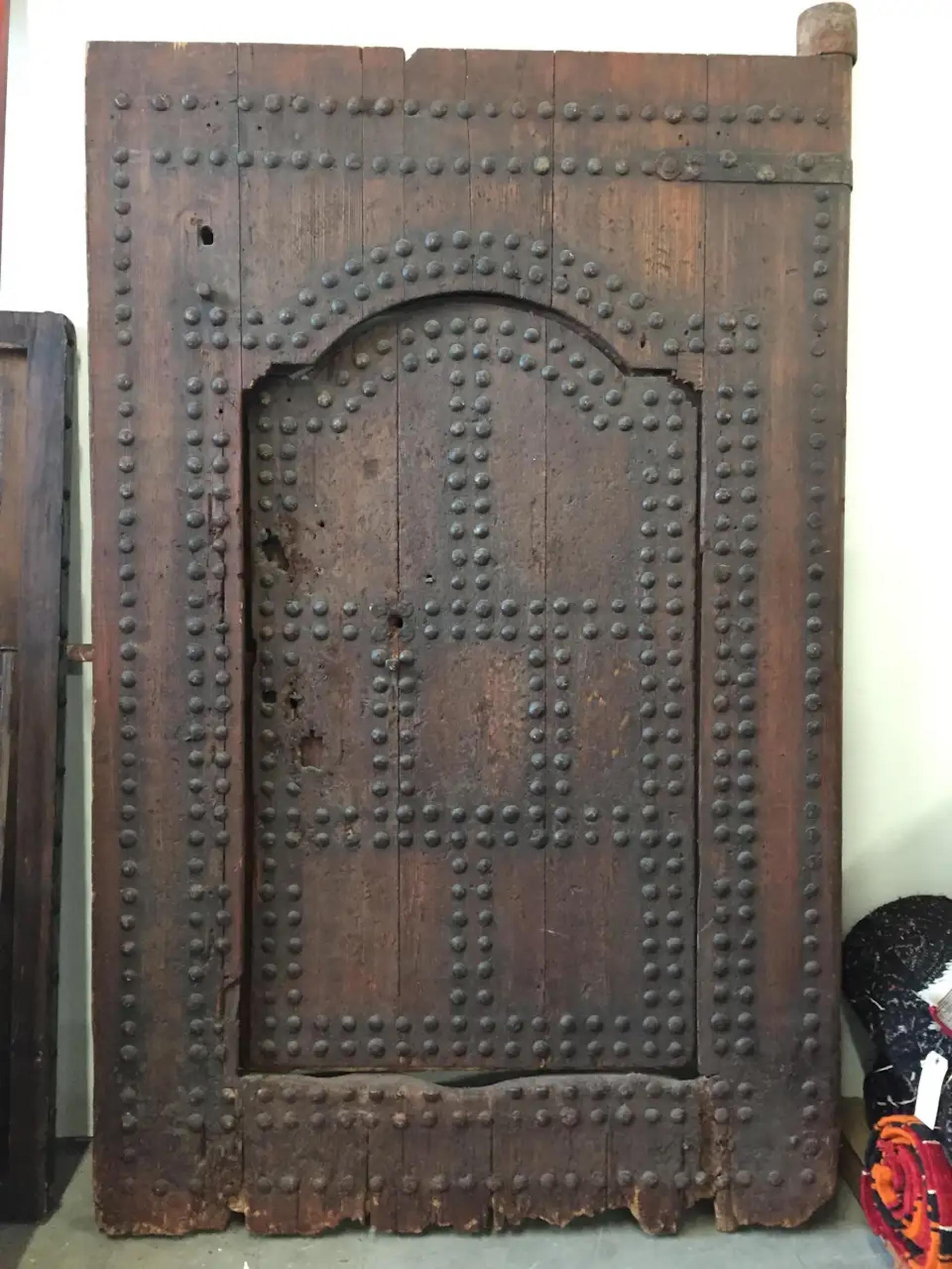 Grande porte ancienne marocaine du 19ème siècle en Ryad clouté, de style mauresque en vente 7