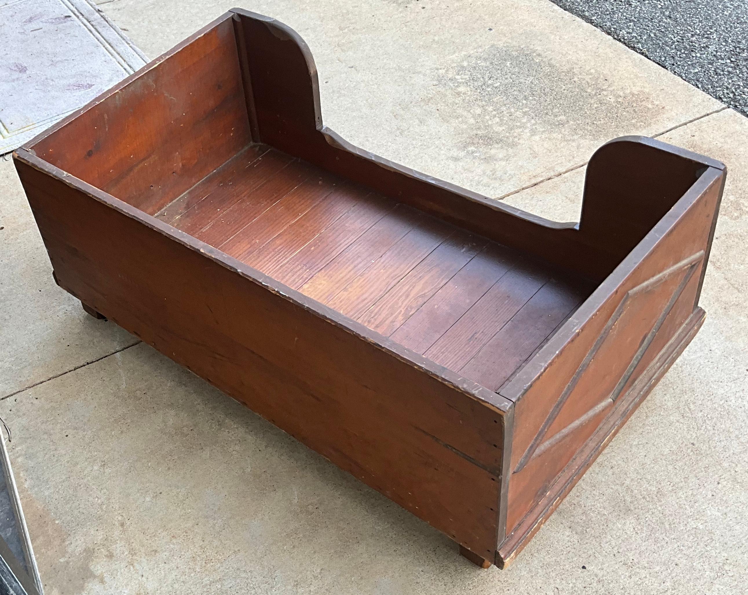 XIXe siècle 19ème siècle. Grand lit rustique / primitif à chien avec coussin de chien thaïlandais en vente