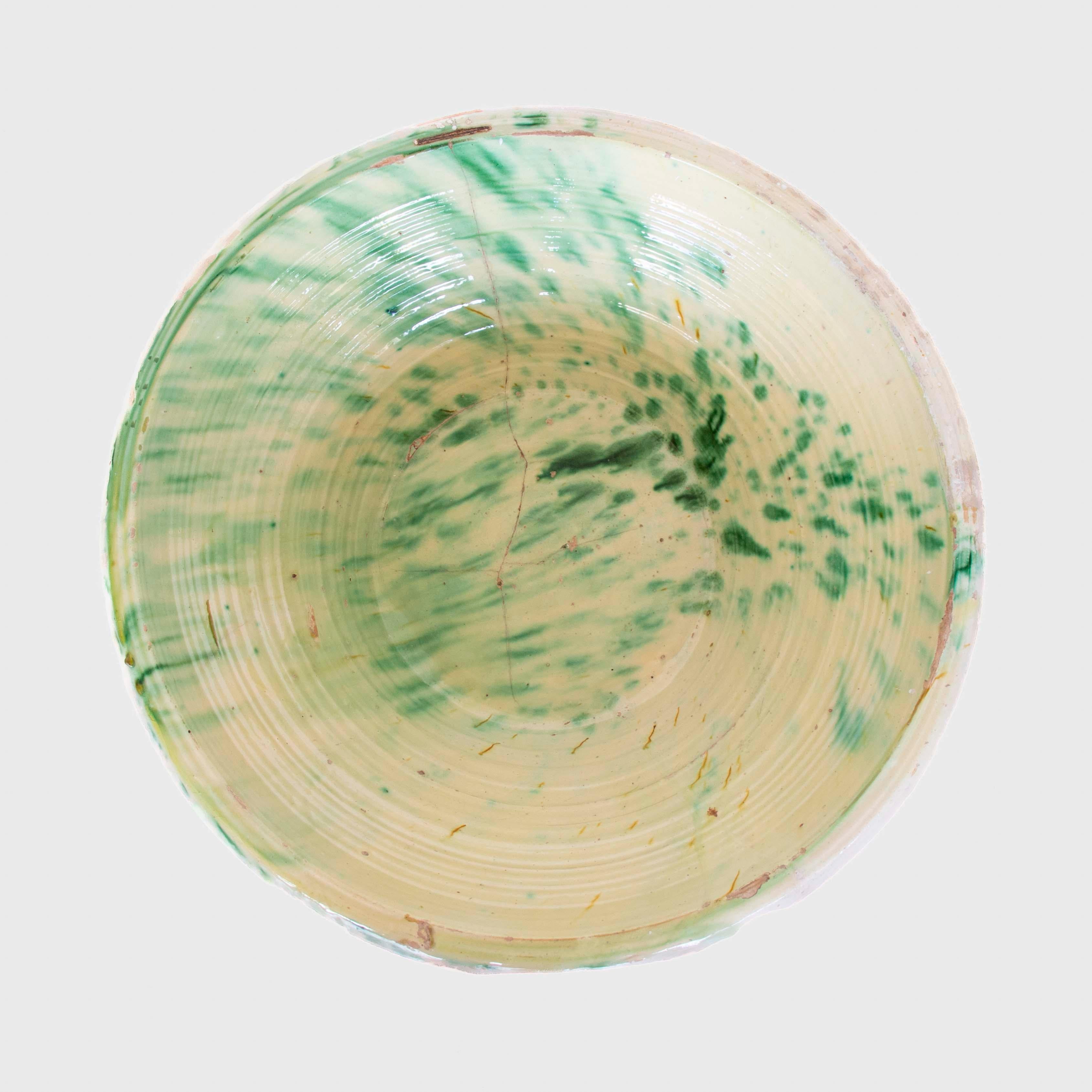 Incroyable grand bol Fajalauza Lebrillo espagnol du 19e siècle en vert et blanc provenant de Grenade. Magnifique bol original en terre cuite, fait à la main, avec une glaçure blanc lait et des accents verts brossés. Faïence traditionnelle originale