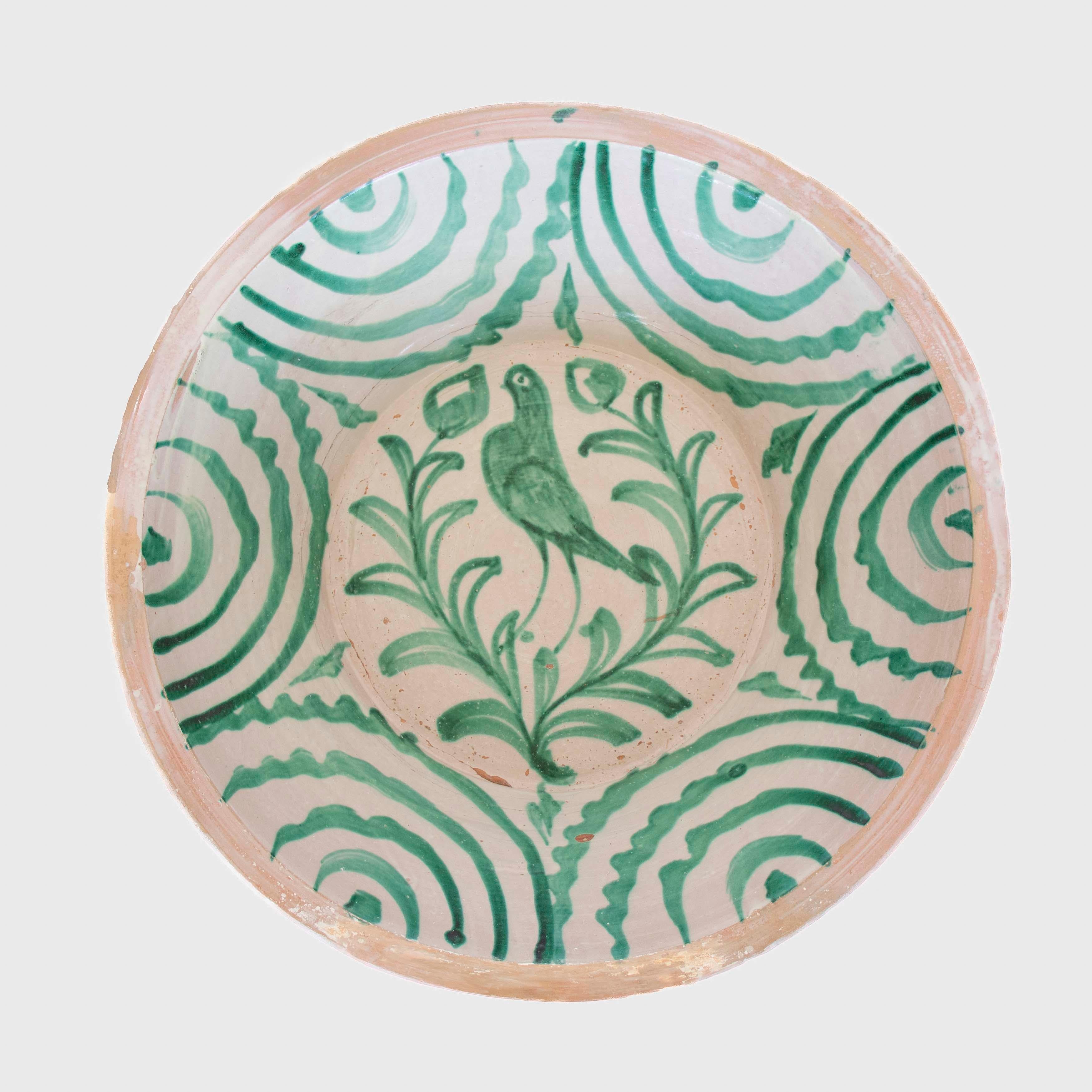 Incredibile ciotola Fajalauza Lebrillo spagnola extra large del XIX secolo in verde e bianco proveniente da Greene & Greene. Bellissima ciotola in terracotta originale realizzata a mano con smalto bianco latte e motivi di foglie e uccelli dipinti in