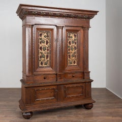 A.I.C. C'est une grande armoire suédoise en pin sculptée et peinte à la main avec un motif de vigne.