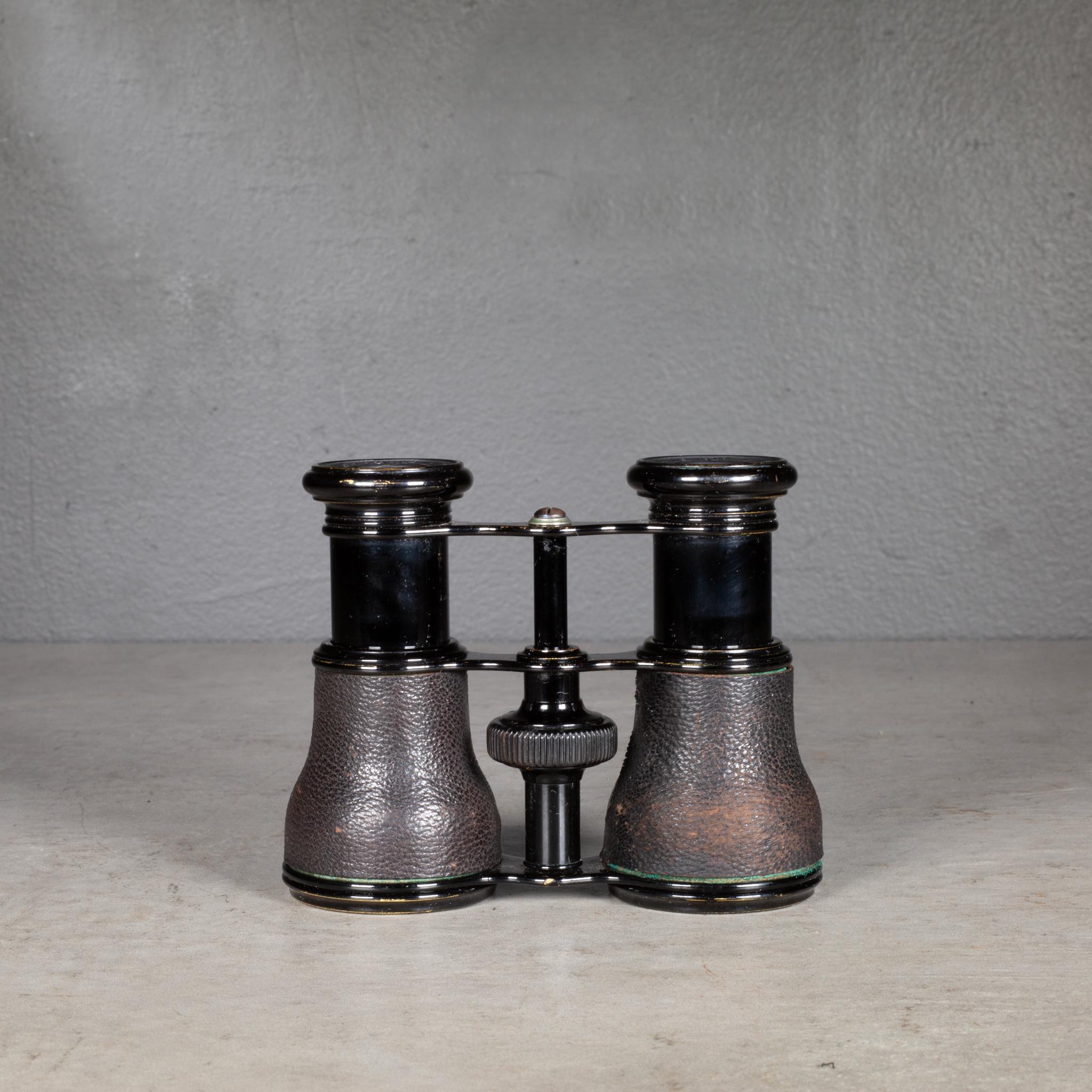 ACERCA DE

Un par de prismáticos antiguos envueltos en cuero, perfectos para conciertos y juegos deportivos. Lacado negro sobre latón. Grabado en el ocular 