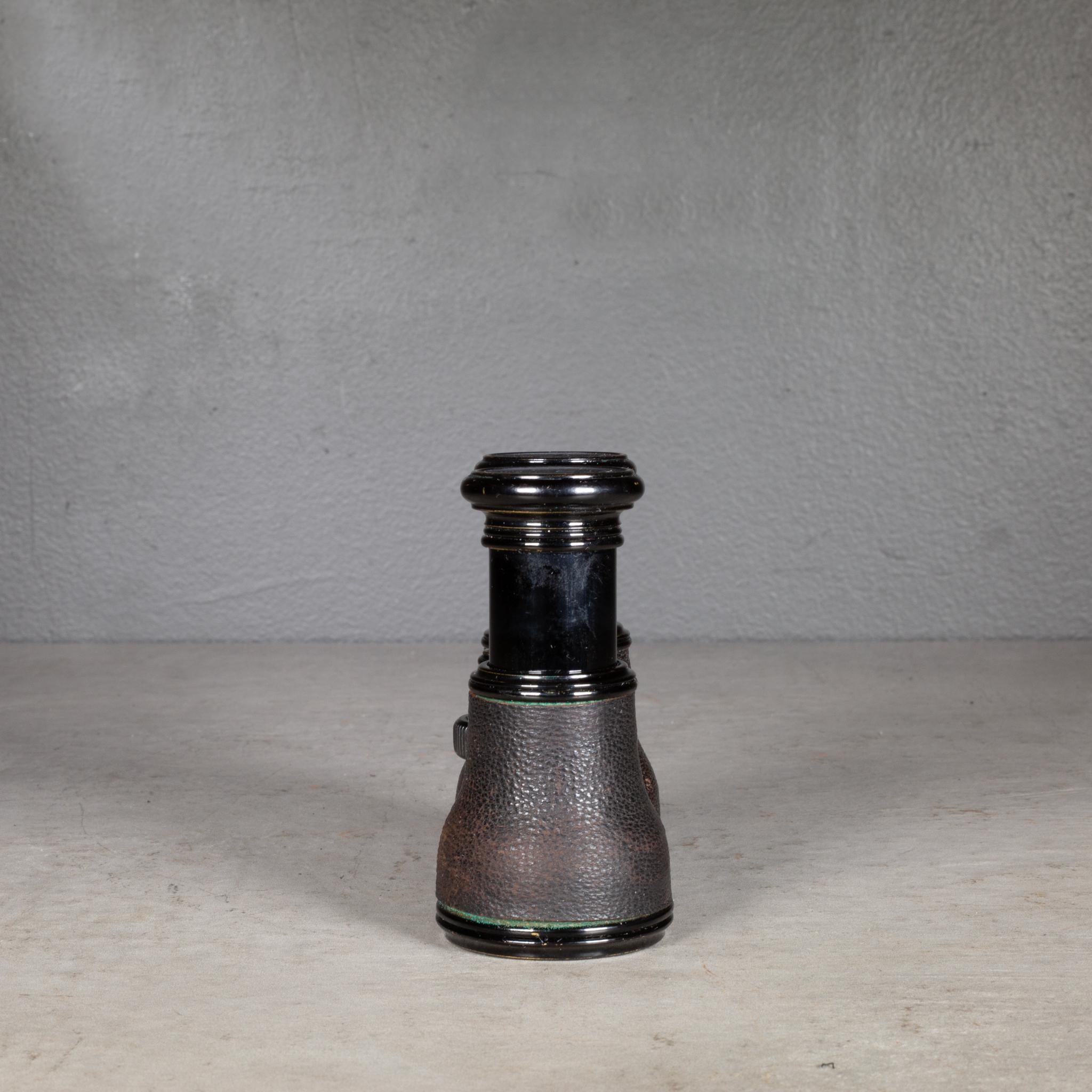 siglo XIX Estuche y prismáticos LeMaire Fabt Paris de cuero c.1890 Francés en venta