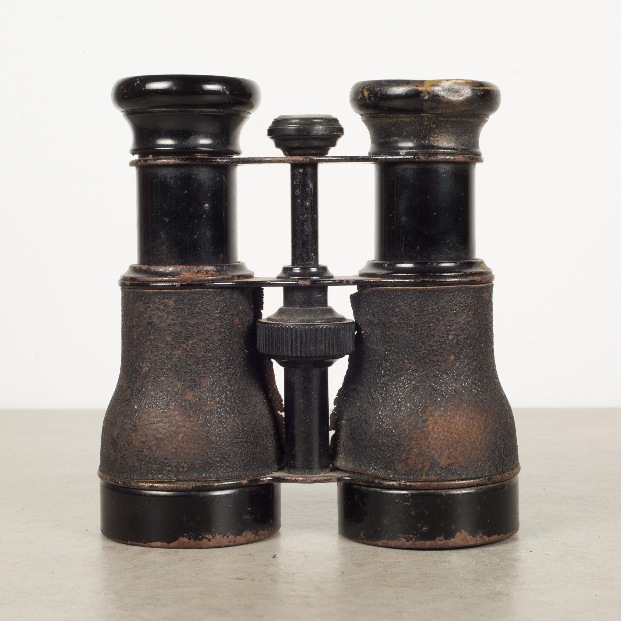 ABOUT

This is an original pair of leather wrapped French navy binoculars with a working compass on the end. 