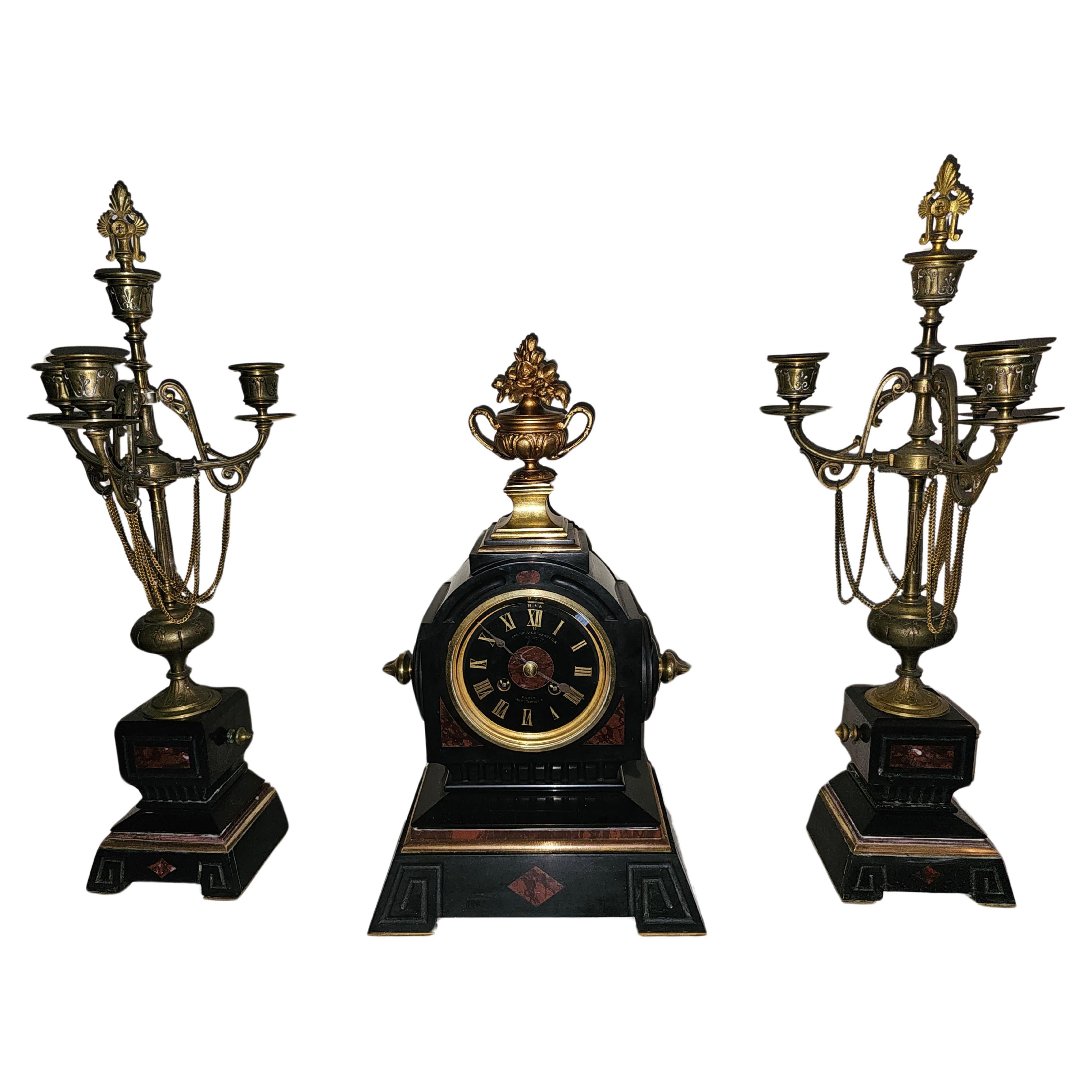 Eine der wenigen Lemerle-Charpentier Bronze Ormolu und roter Marmor Uhr Garnitur aus dem 19. 
Dieses feine Uhrenset ist aus patinierter Bronze und rotem Marmor gefertigt und durchgehend mit exquisitem Ormolu verziert. Es handelt sich um ein Werk von