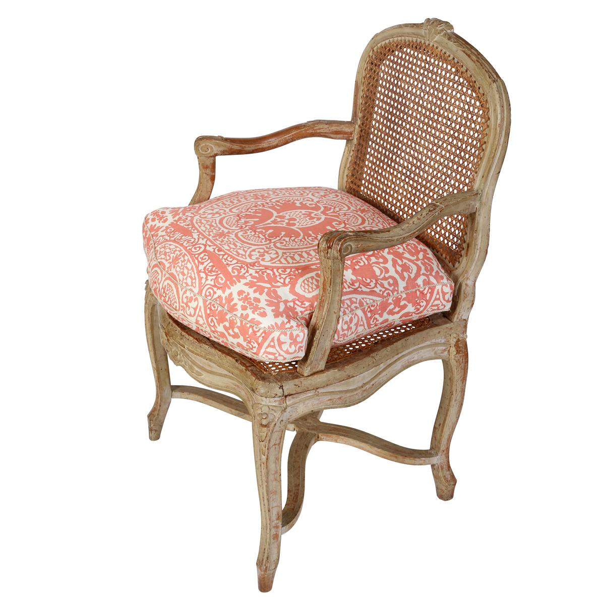 Una poltrona in stile Louis XV del XIX secolo, aggiornata con una bellissima stampa Quadrille e con cuscini di seduta e lombari bianchi e corallo.  La poltrona intagliata a mano, con dettagli dipinti a mano, ha un aspetto fresco e chic con