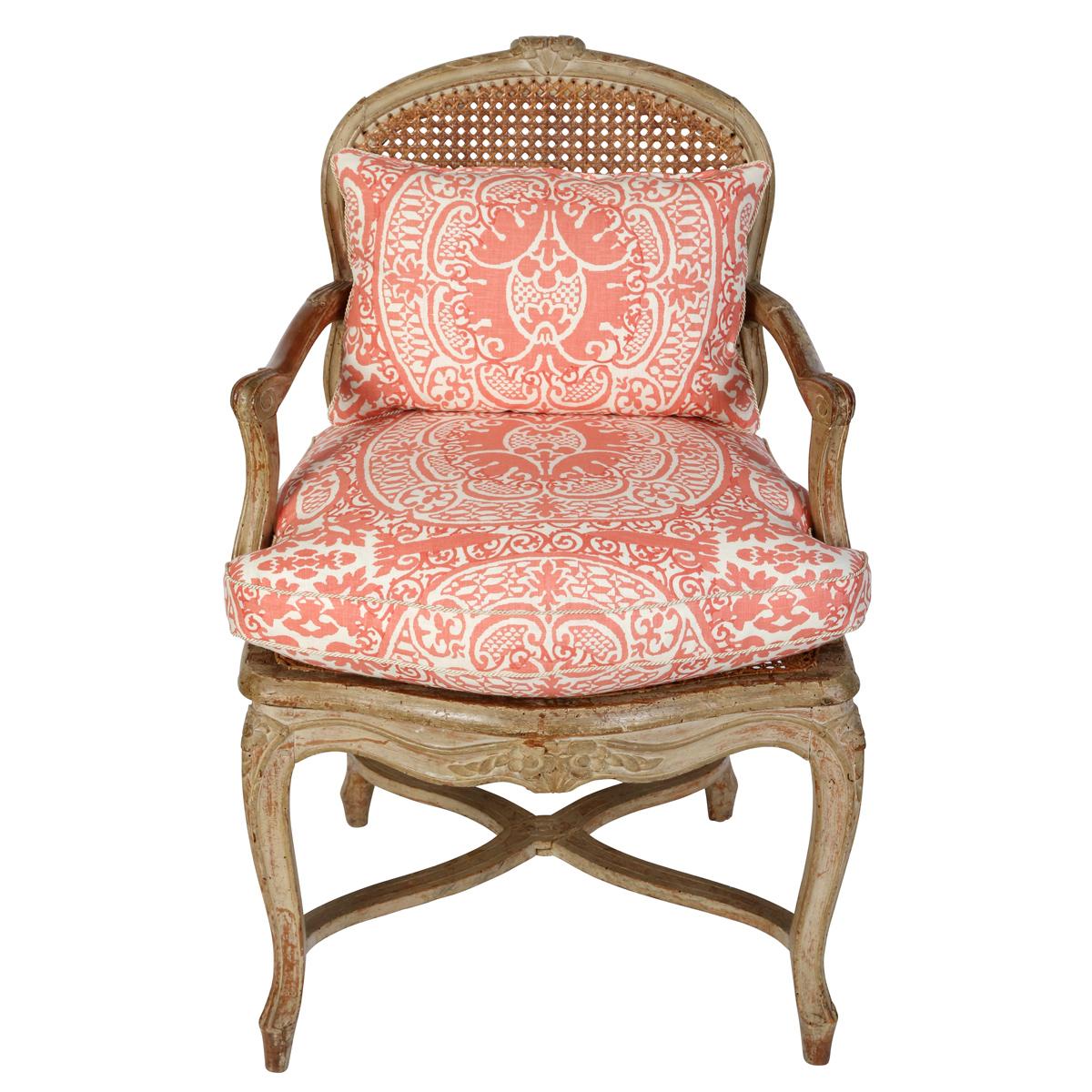 Poltrona a braccioli in stile Louis XV del XIX secolo con tessuto Quadrille Fabric in corallo In condizioni buone a Locust Valley, NY