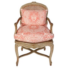 Poltrona a braccioli in stile Louis XV del XIX secolo con tessuto Quadrille Fabric in corallo