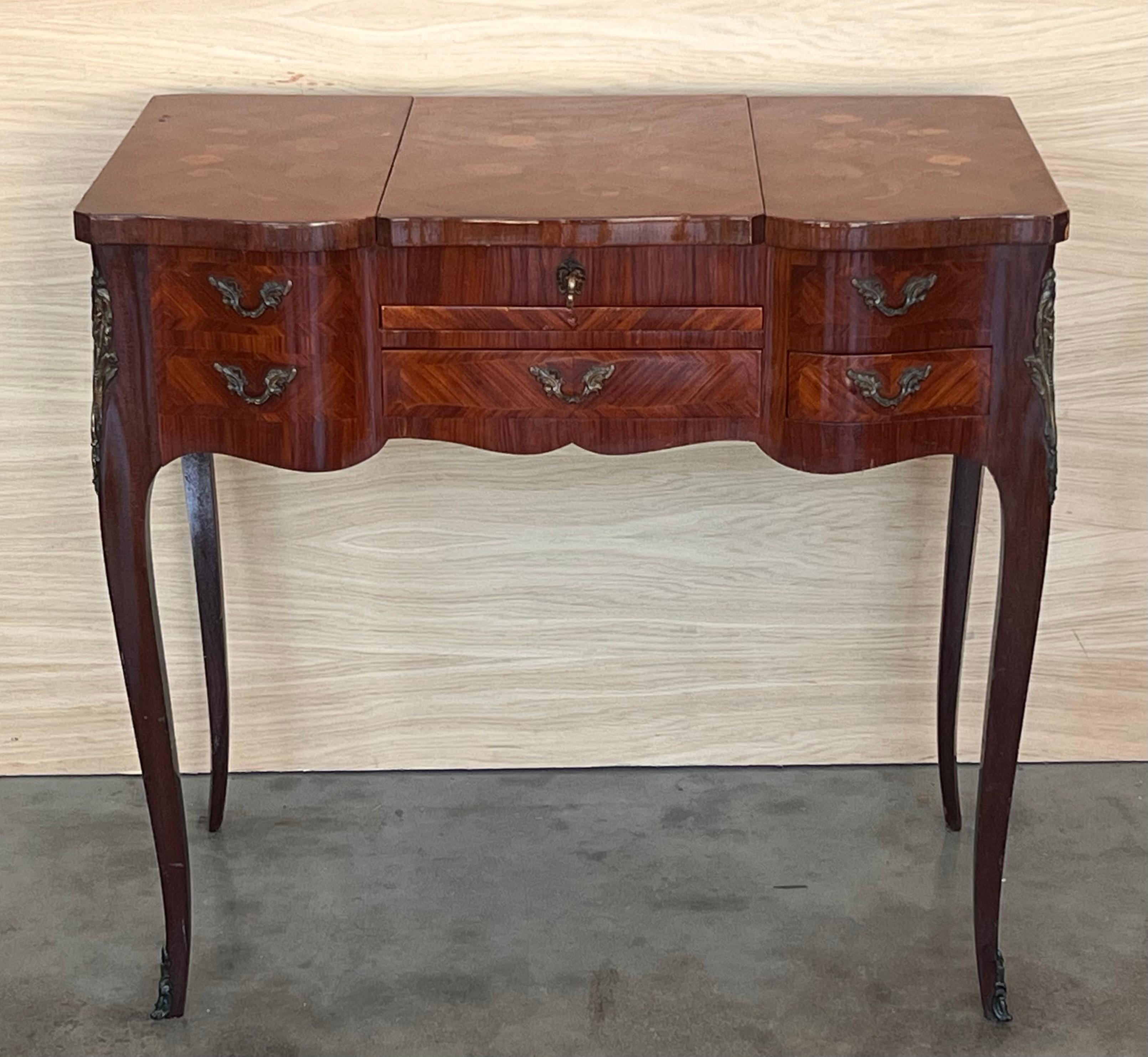 Coiffeuse o mesa de tocador estilo Luis XV del siglo XIX Provincial francés en venta