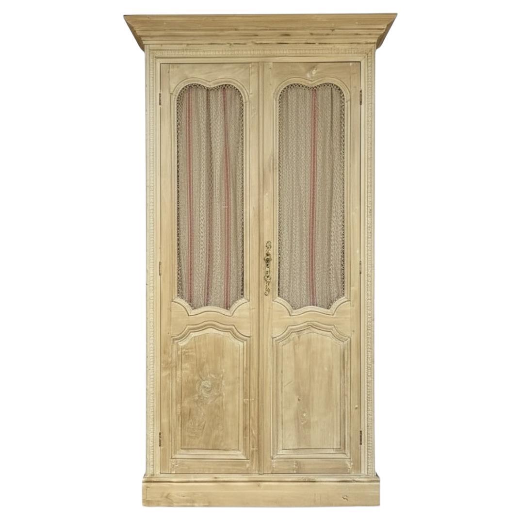 XIX sec. Armadio / Libreria / Armoire in pino francese in stile Luigi XV con ticchettio in vendita