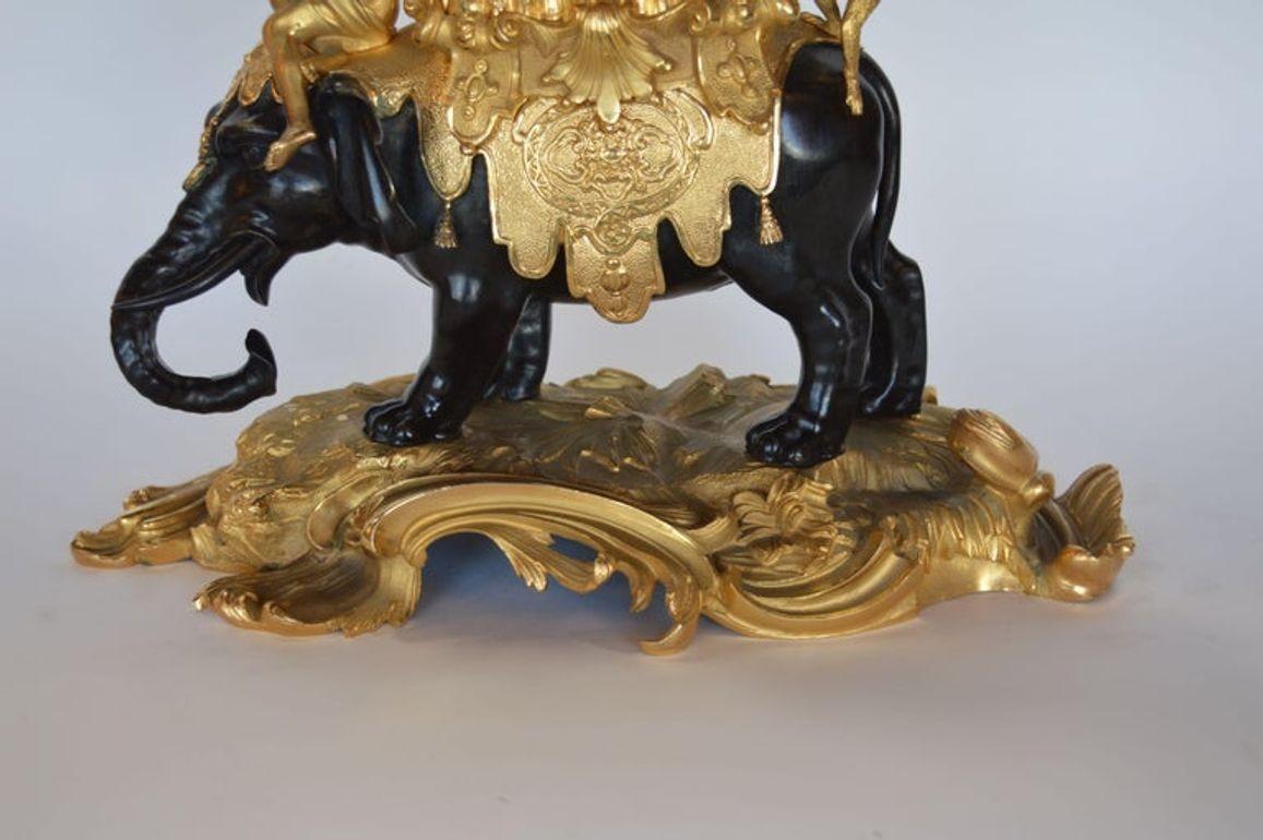 Français Horloge éléphant de style Louis XV du 19e siècle en bronze doré signée par Barreau F. de Bronzes en vente