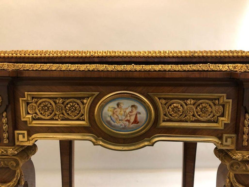 Jardinière in legno del XIX secolo, in stile Re Luigi XVI. Targa in porcellana dipinta a mano con cinque montature in ormolu, alla maniera di Henry Dasson.