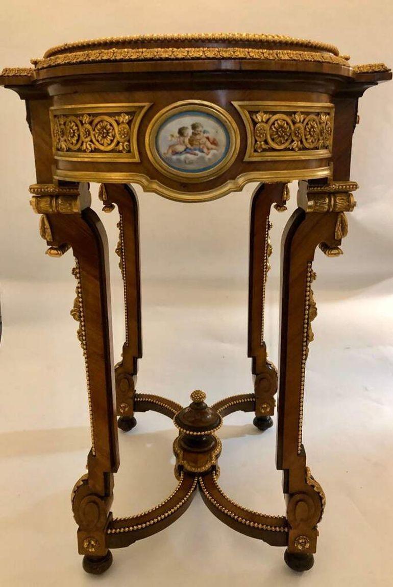 Legno Jardinière in stile Luigi XVI del XIX secolo alla maniera di Henry Dasson in vendita