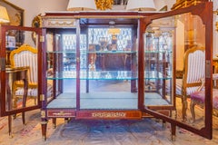 Armadio da osservazione Luigi XVI del XIX secolo in mogano e bronzo dorato. firmato Duvivier Paris