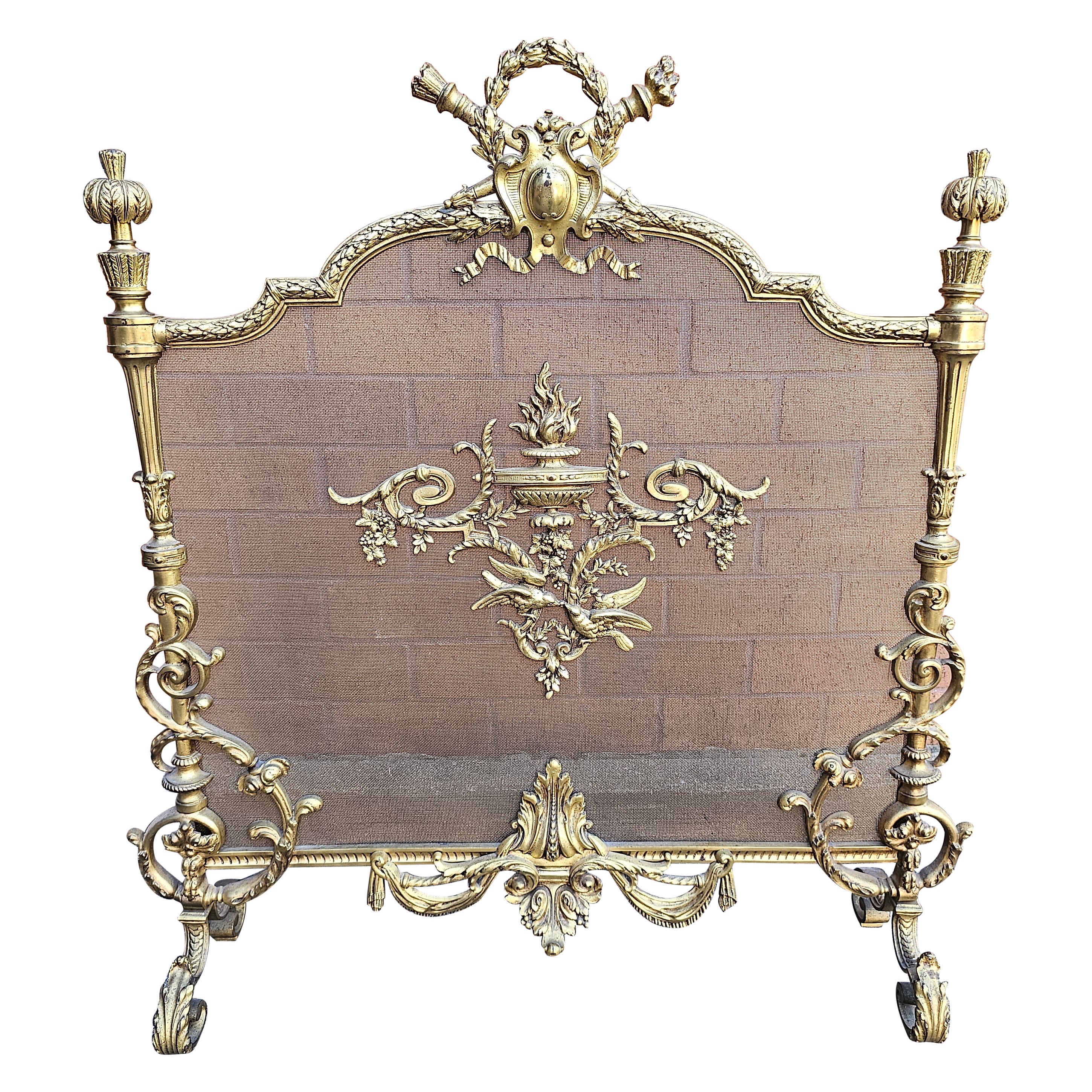 Pantalla de chimenea montada de latón fundido y malla de alambre estilo Luis XVI del S. XIX