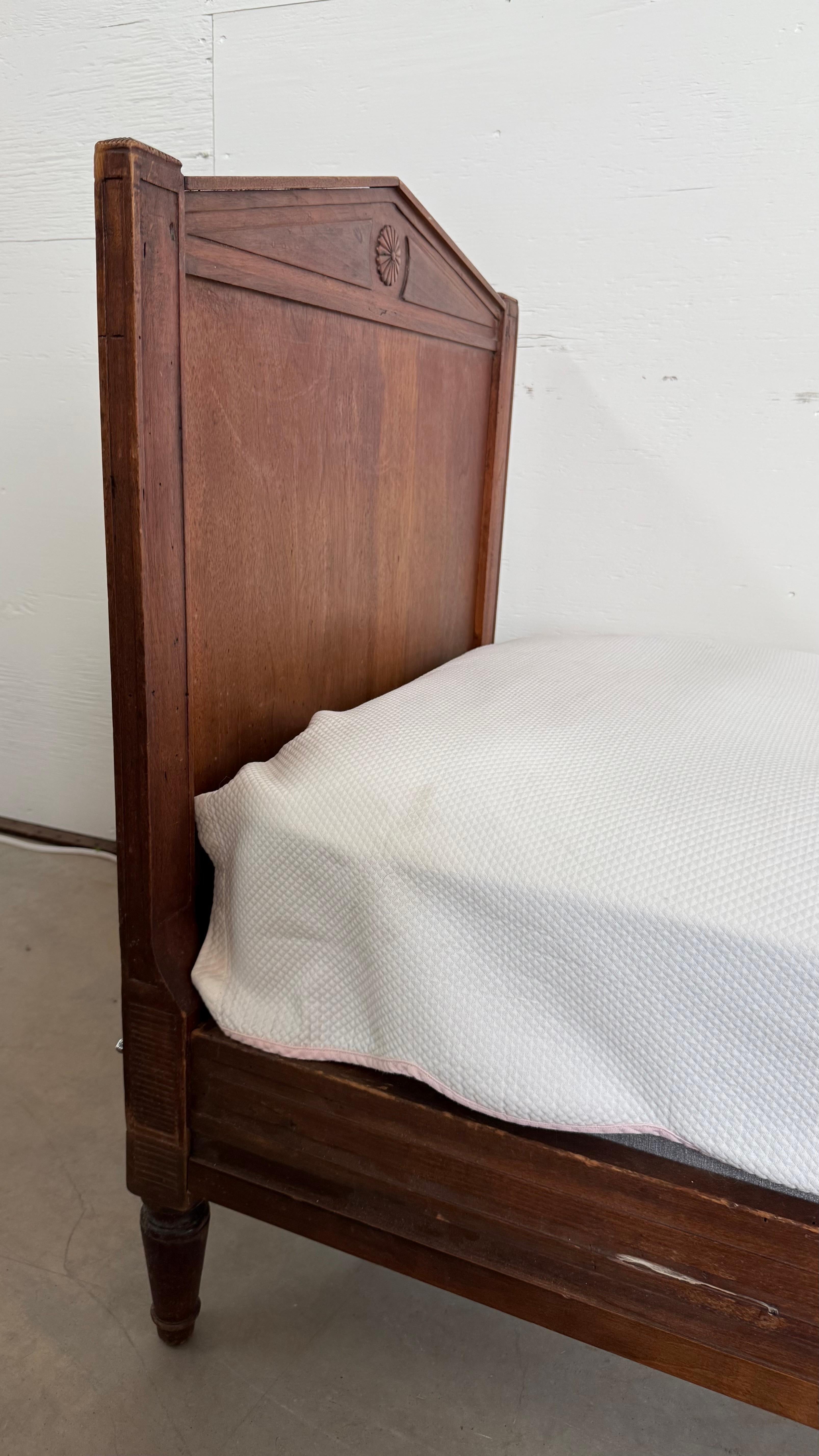French 19th C. Louis XVI Style Daybed For Sale