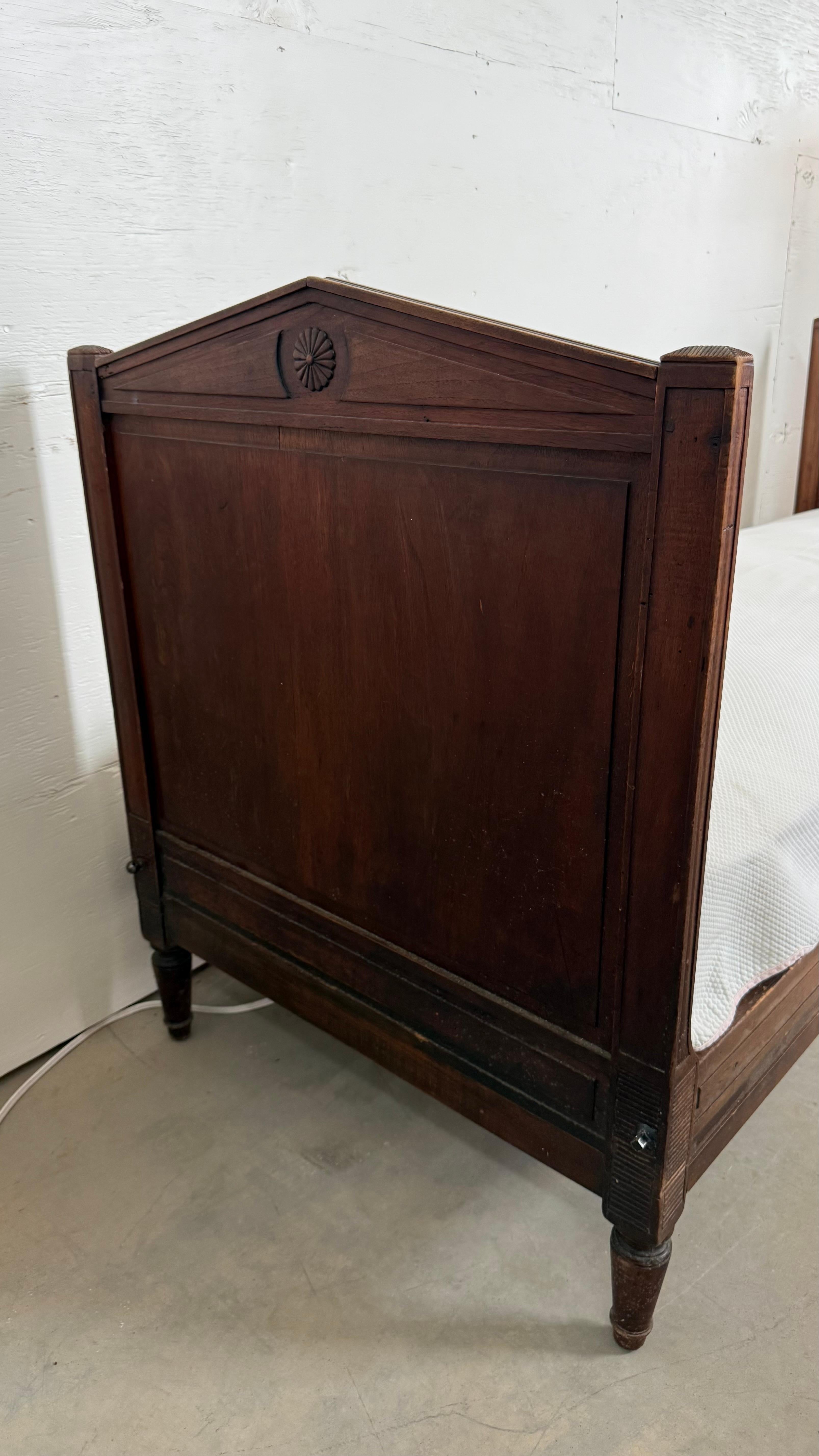 19th C. Louis XVI Style Daybed In Good Condition For Sale In Atlanta, GA