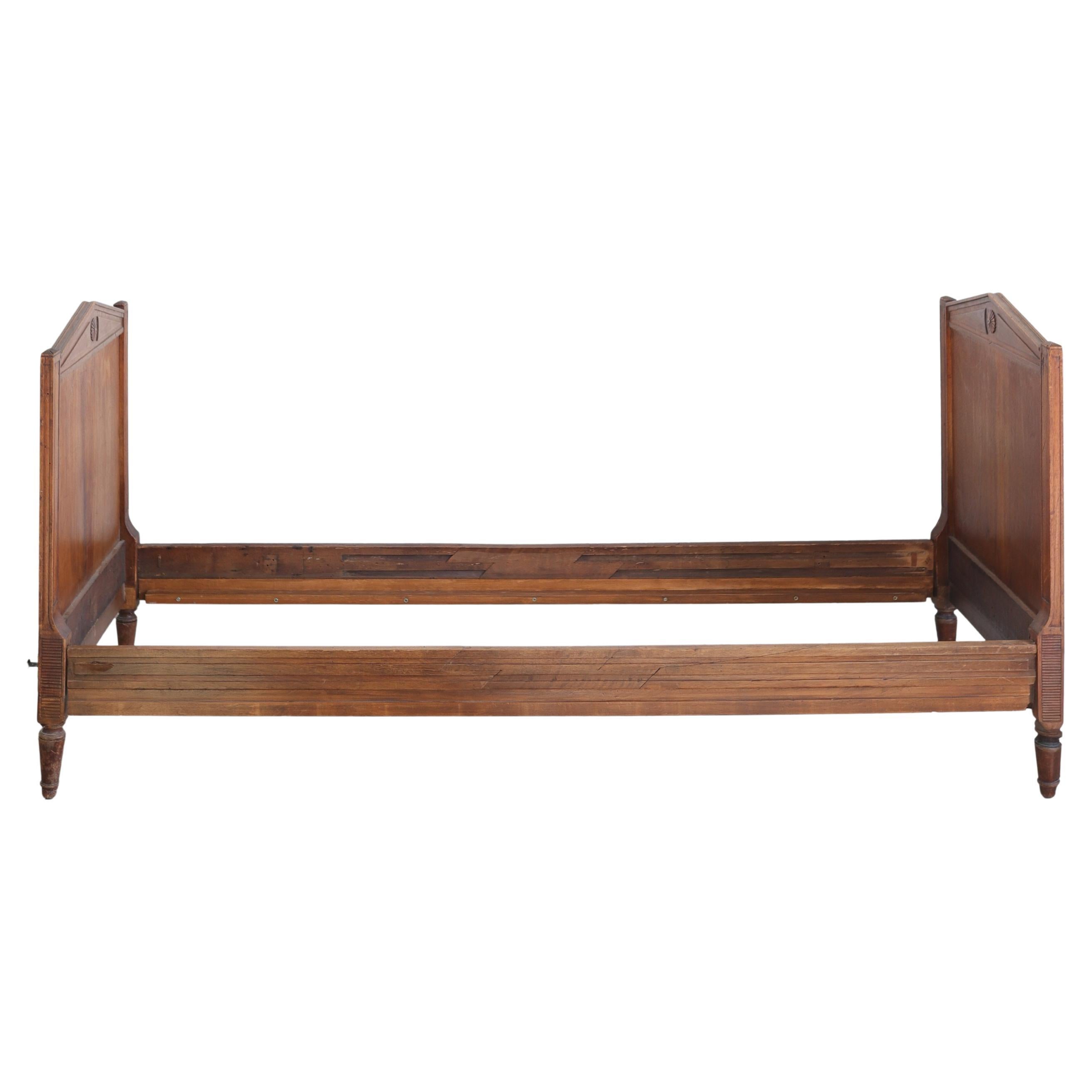 Cama de día estilo Luis XVI del siglo XIX