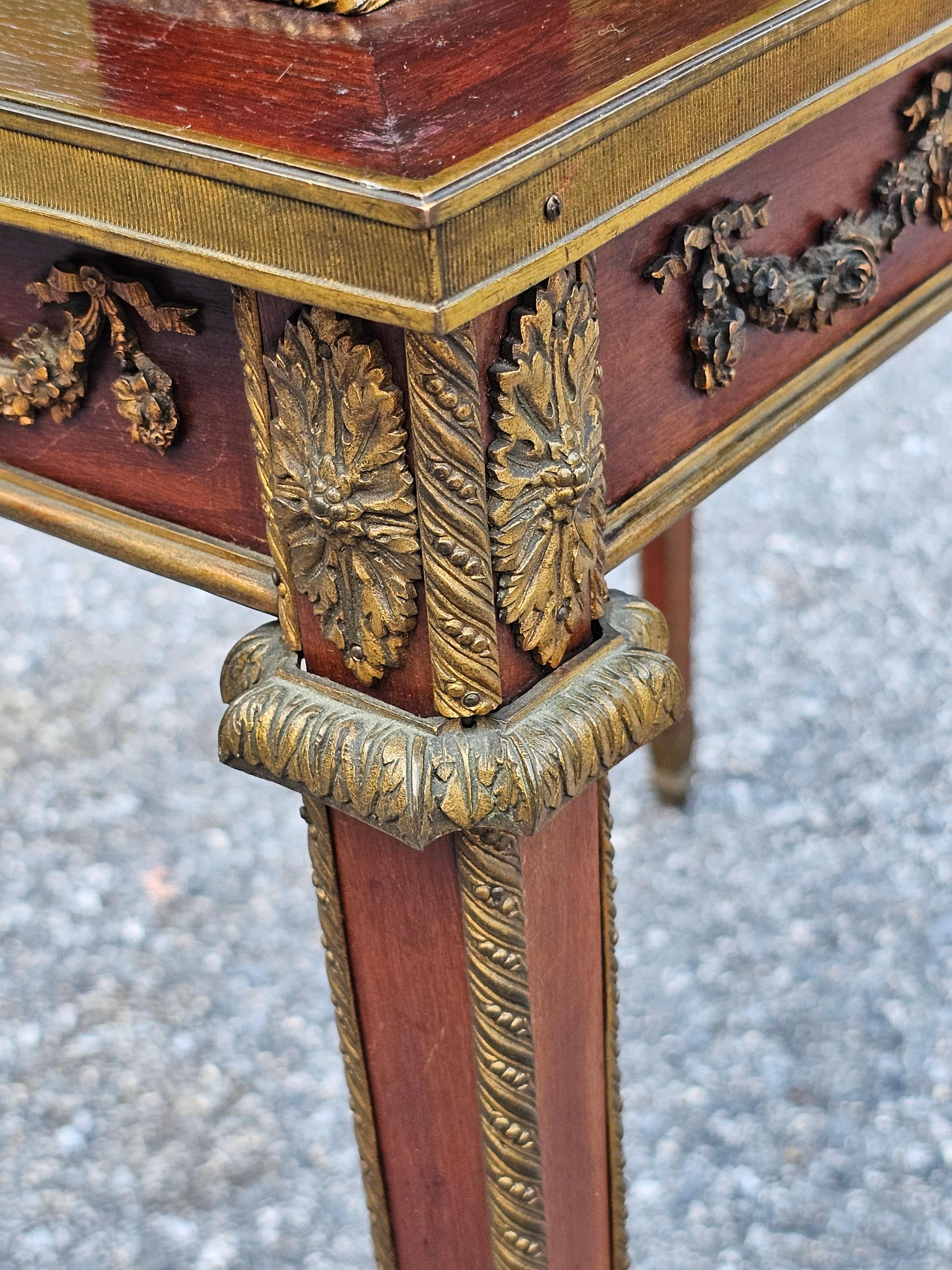 A.I.C. C.I.C. Table à thé à deux niveaux en marqueterie de style Louis XVI et bronze doré en vente 6