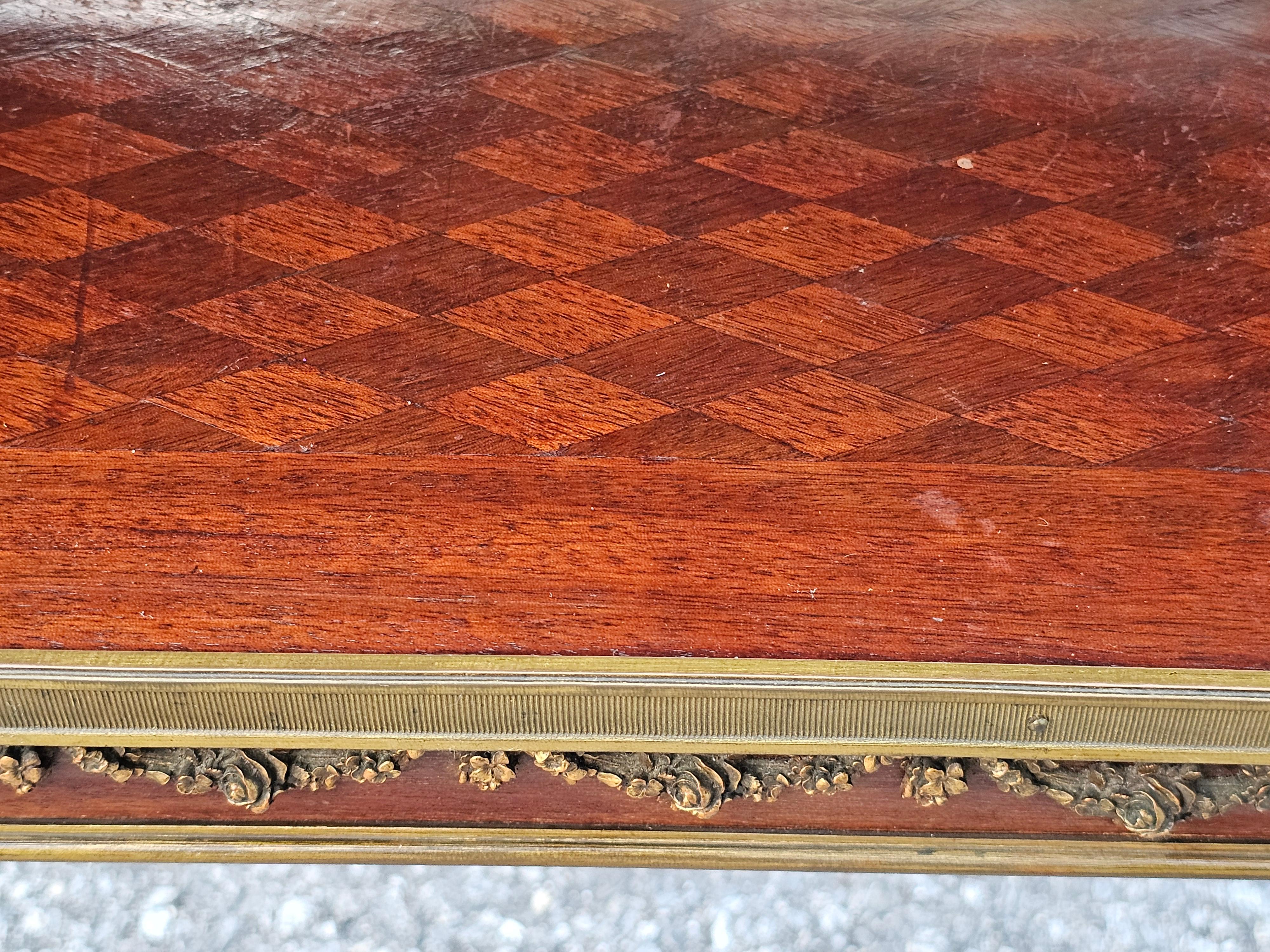 A.I.C. C.I.C. Table à thé à deux niveaux en marqueterie de style Louis XVI et bronze doré en vente 7