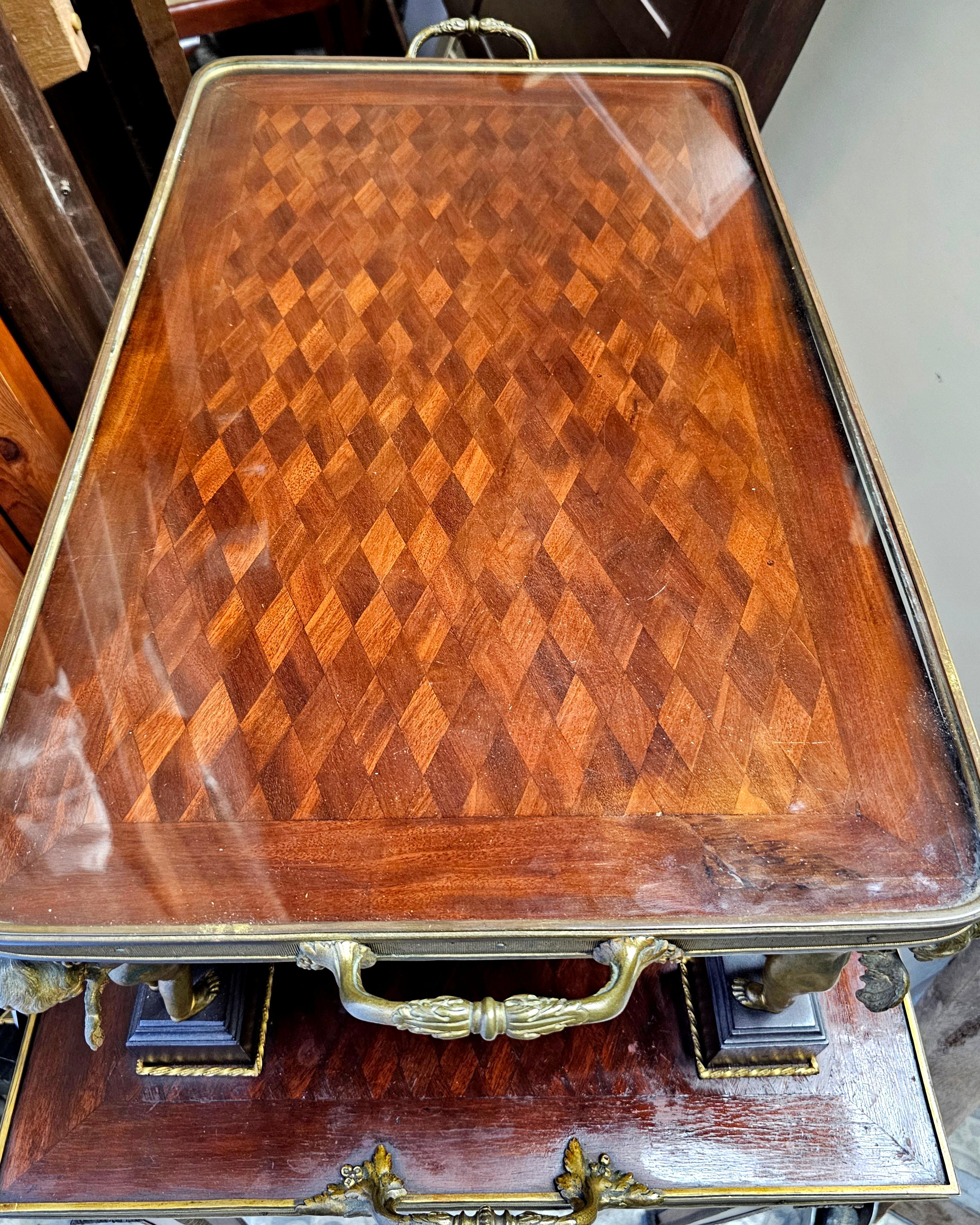 A.I.C. C.I.C. Table à thé à deux niveaux en marqueterie de style Louis XVI et bronze doré en vente 8