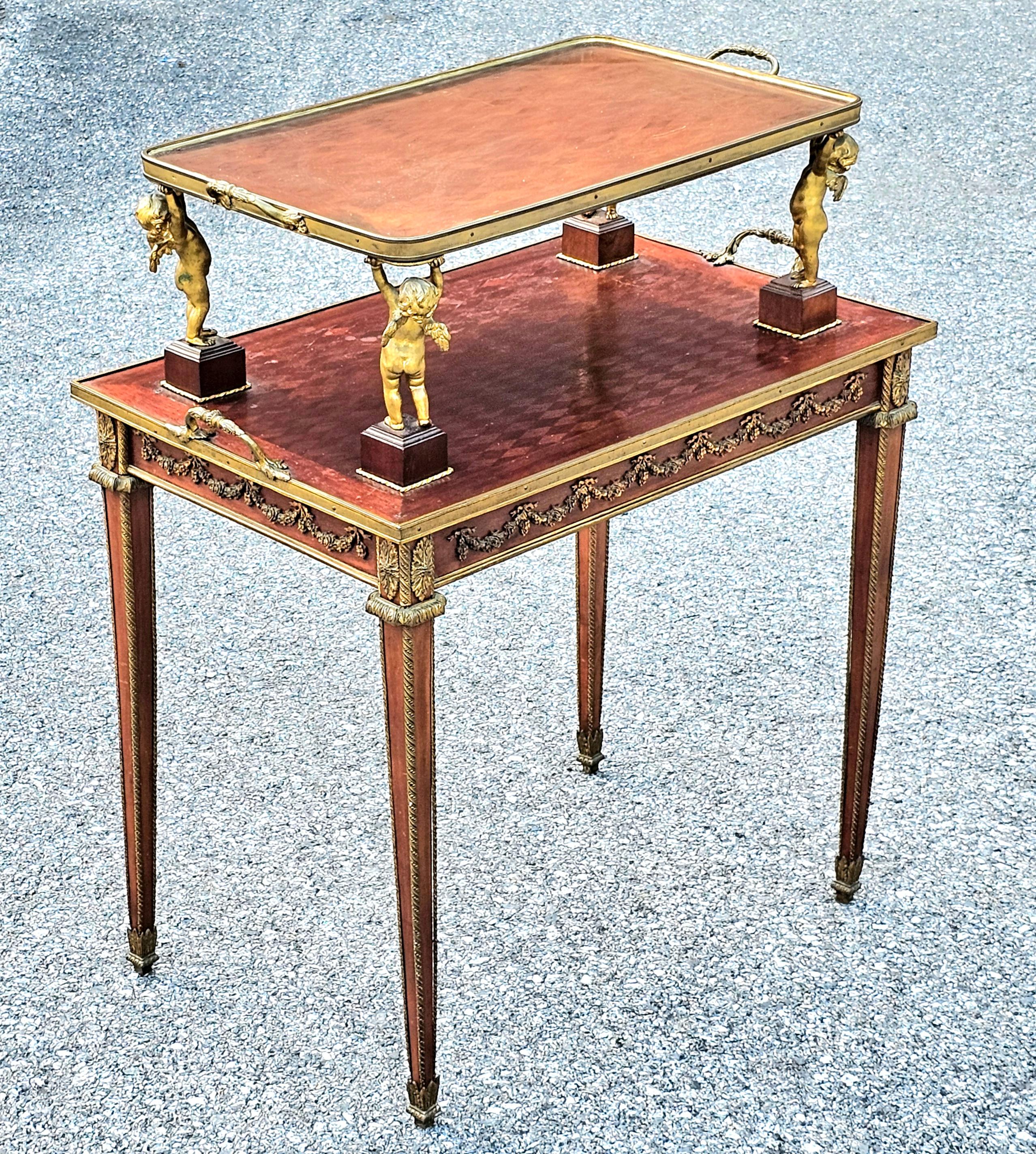 Table à deux niveaux en parquet de style Louis XV monté en bronze doré.
Dotée de motifs en parquet, d'exquises montures incurvées en bronze doré et d'un design à deux niveaux, cette magnifique table à thé est le fruit d'un travail artisanal