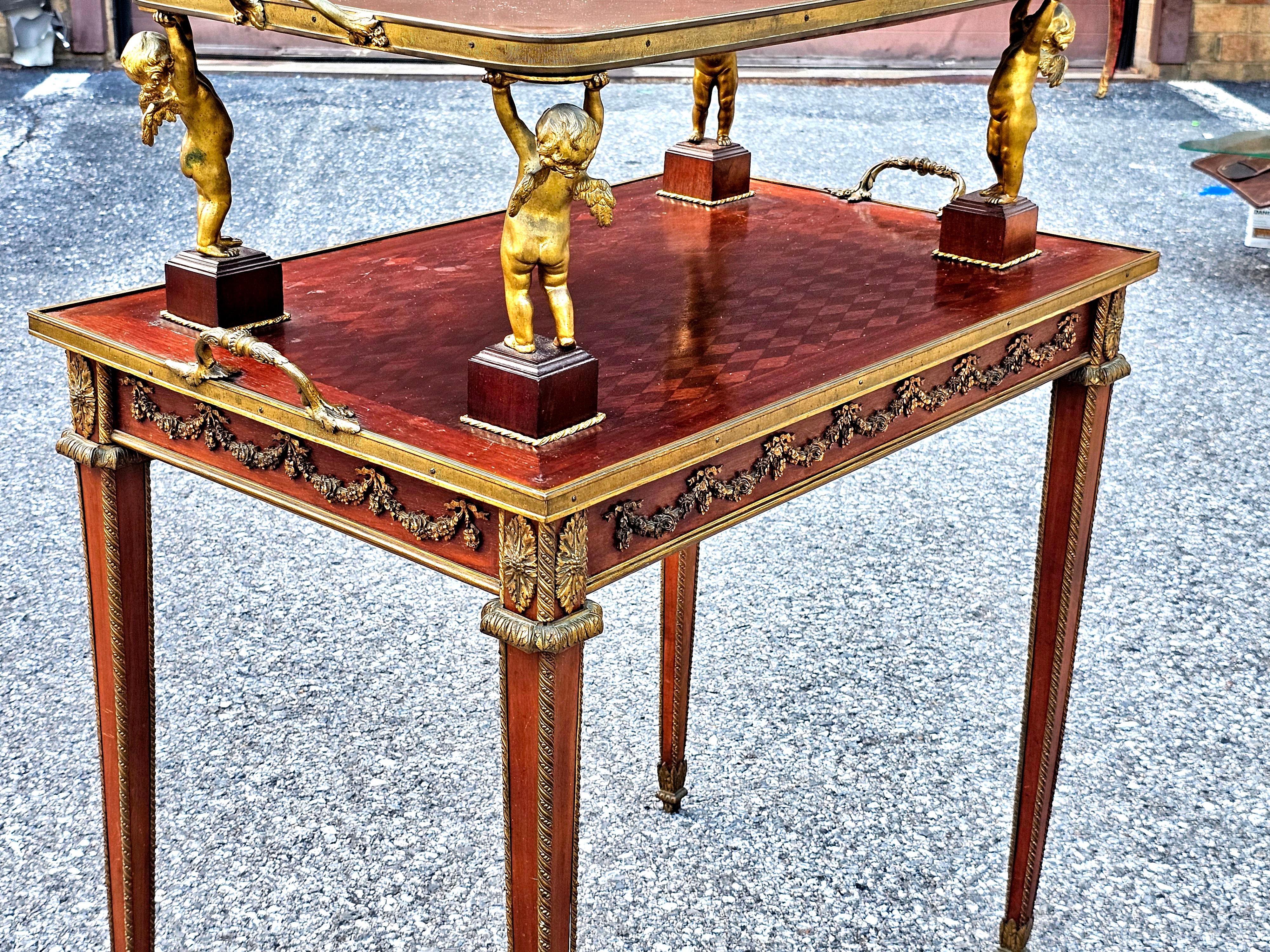 Français A.I.C. C.I.C. Table à thé à deux niveaux en marqueterie de style Louis XVI et bronze doré en vente