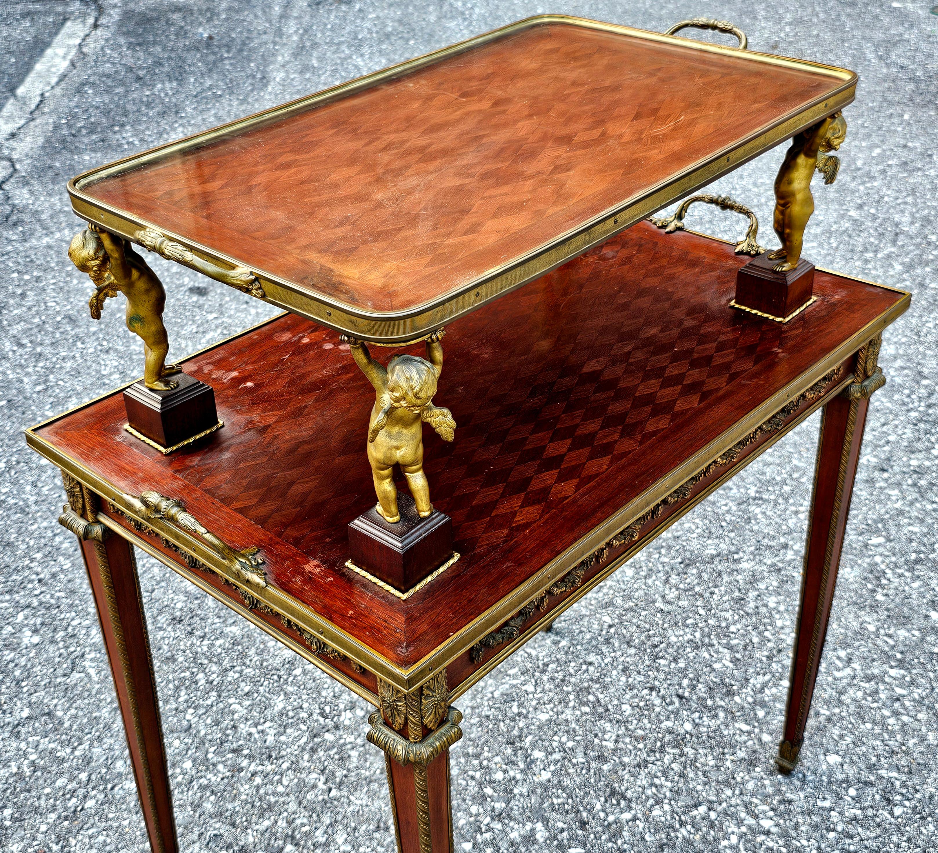 Fait main A.I.C. C.I.C. Table à thé à deux niveaux en marqueterie de style Louis XVI et bronze doré en vente
