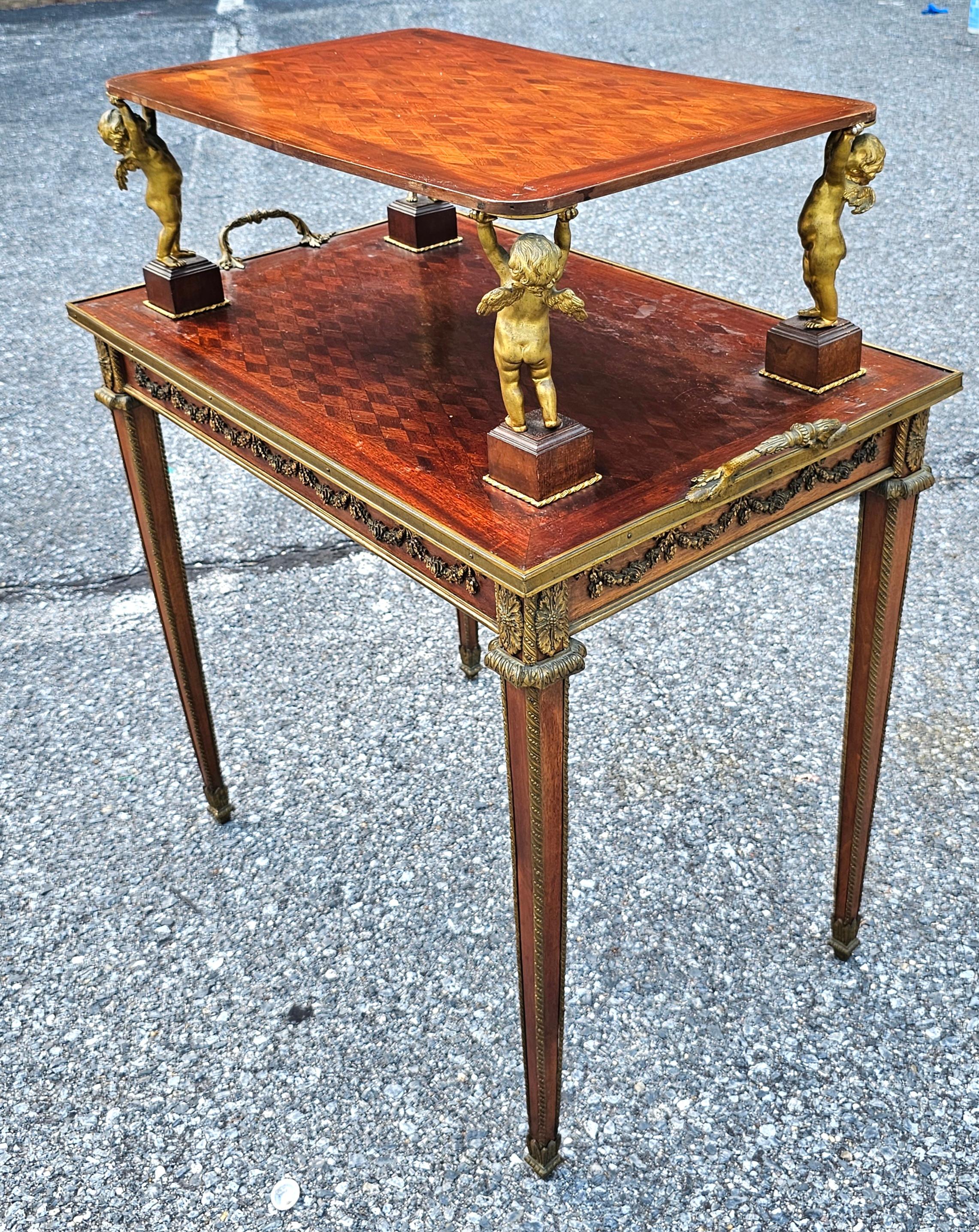 A.I.C. C.I.C. Table à thé à deux niveaux en marqueterie de style Louis XVI et bronze doré Bon état - En vente à Germantown, MD