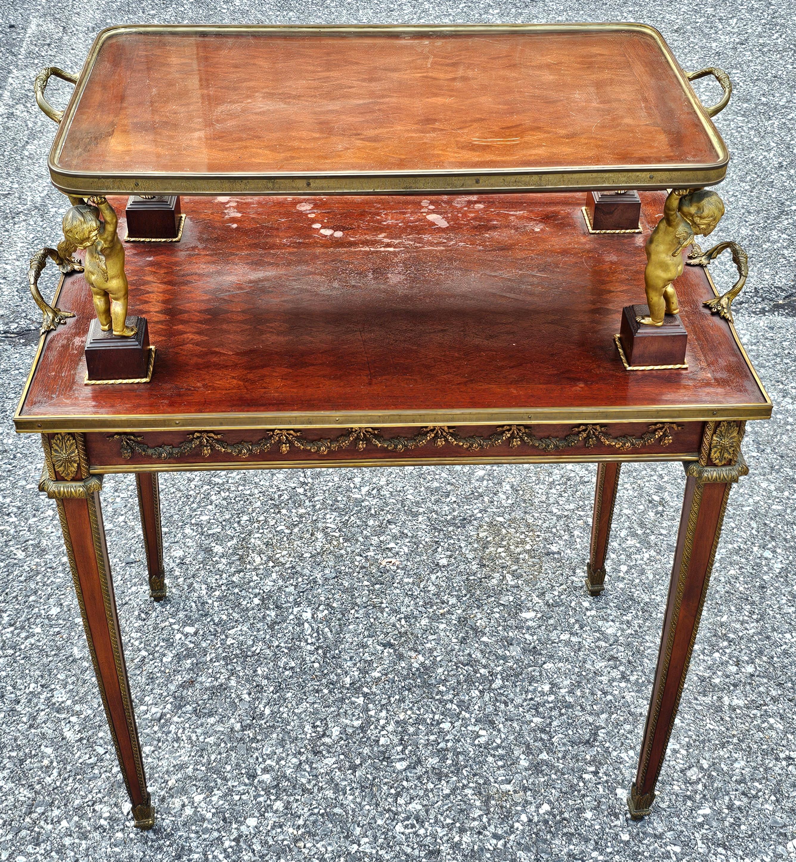 XIXe siècle A.I.C. C.I.C. Table à thé à deux niveaux en marqueterie de style Louis XVI et bronze doré en vente