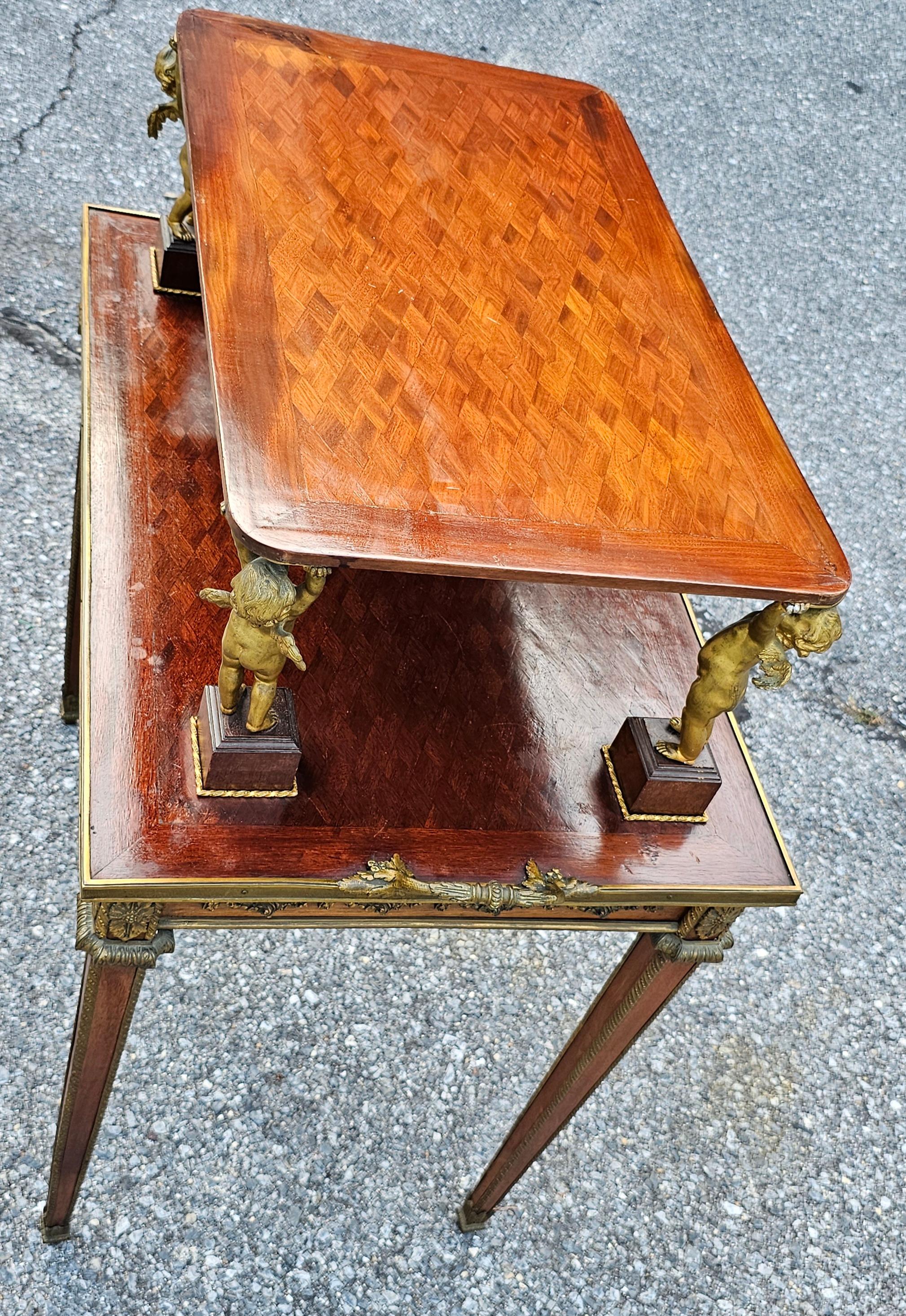 A.I.C. C.I.C. Table à thé à deux niveaux en marqueterie de style Louis XVI et bronze doré en vente 1