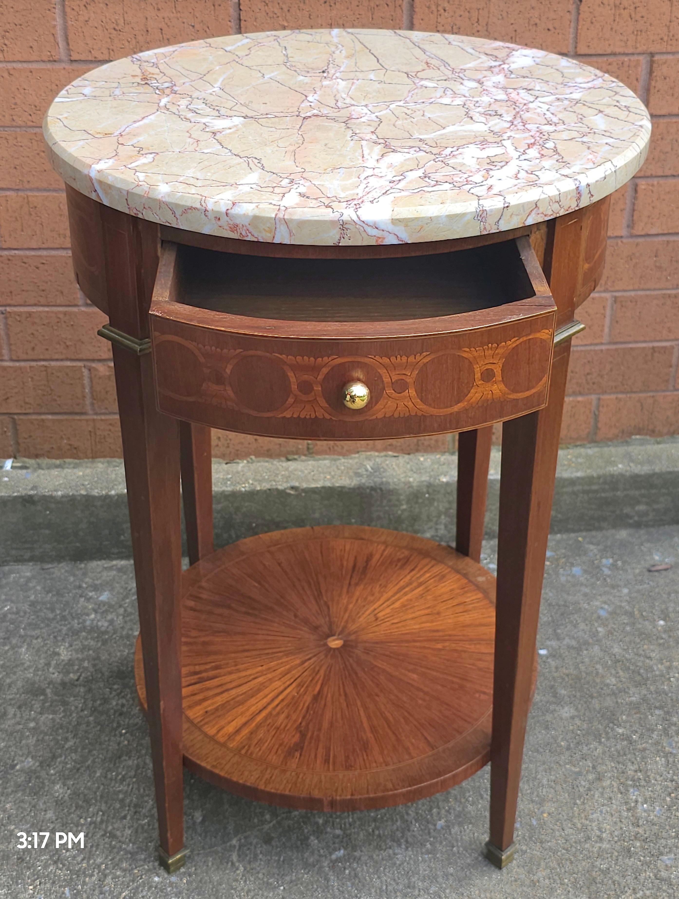 Inconnu Table d'appoint à plateau de marbre en acajou incrusté de style Louis XVI du C.C., avec ferrures en laiton en vente