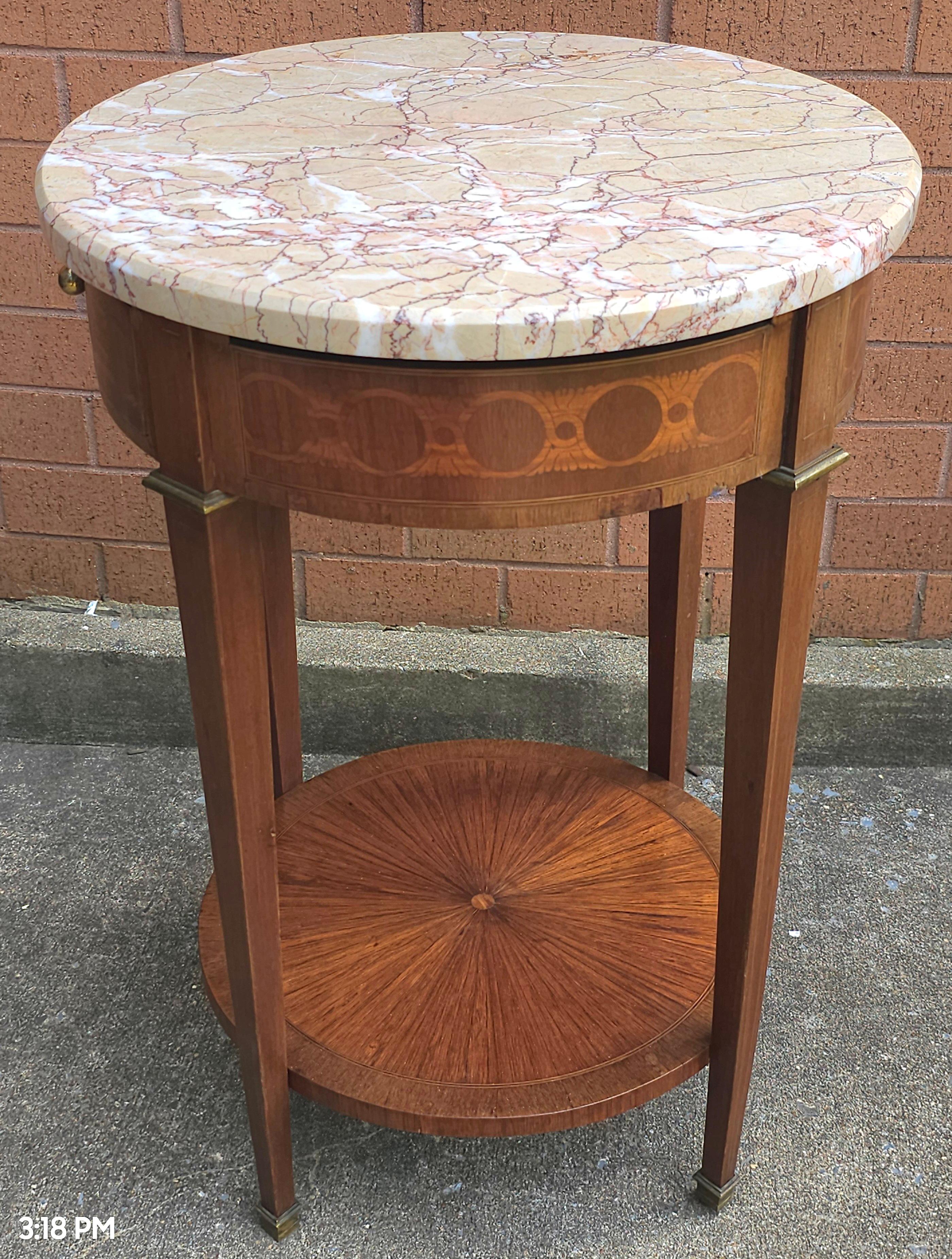 Incrusté Table d'appoint à plateau de marbre en acajou incrusté de style Louis XVI du C.C., avec ferrures en laiton en vente