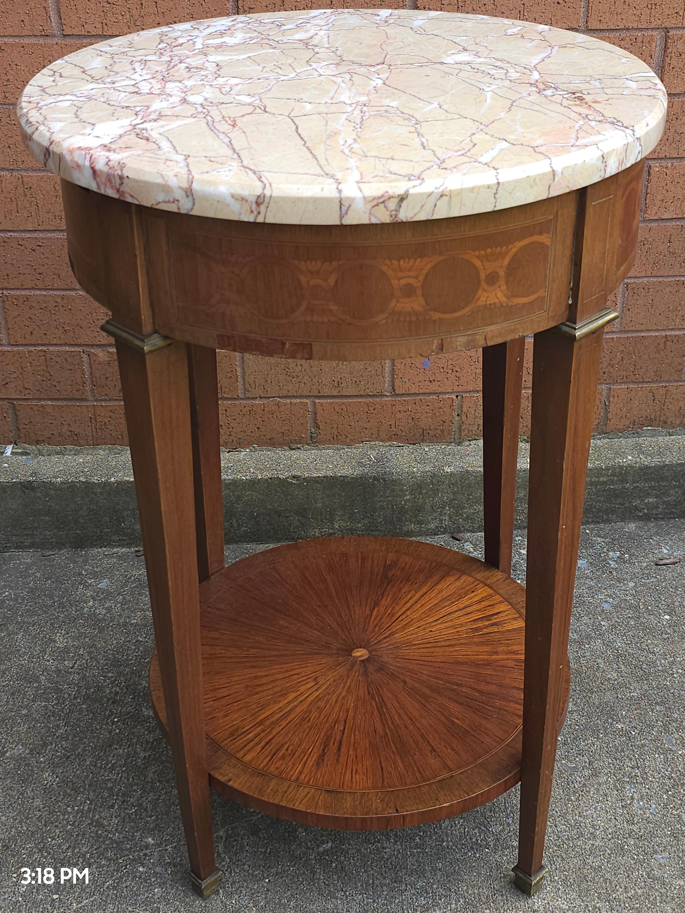 Table d'appoint à plateau de marbre en acajou incrusté de style Louis XVI du C.C., avec ferrures en laiton Bon état - En vente à Germantown, MD
