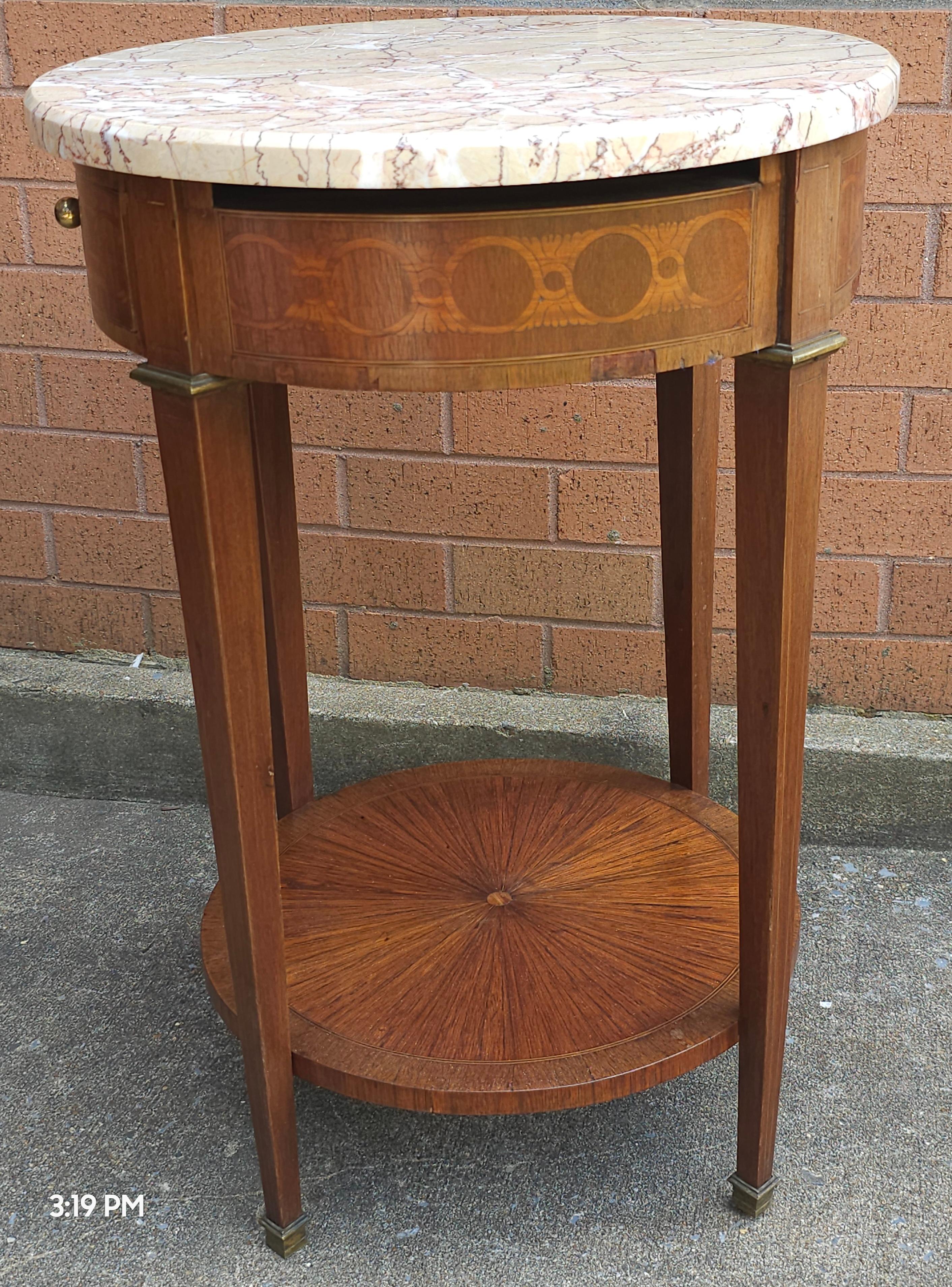 Acajou Table d'appoint à plateau de marbre en acajou incrusté de style Louis XVI du C.C., avec ferrures en laiton en vente
