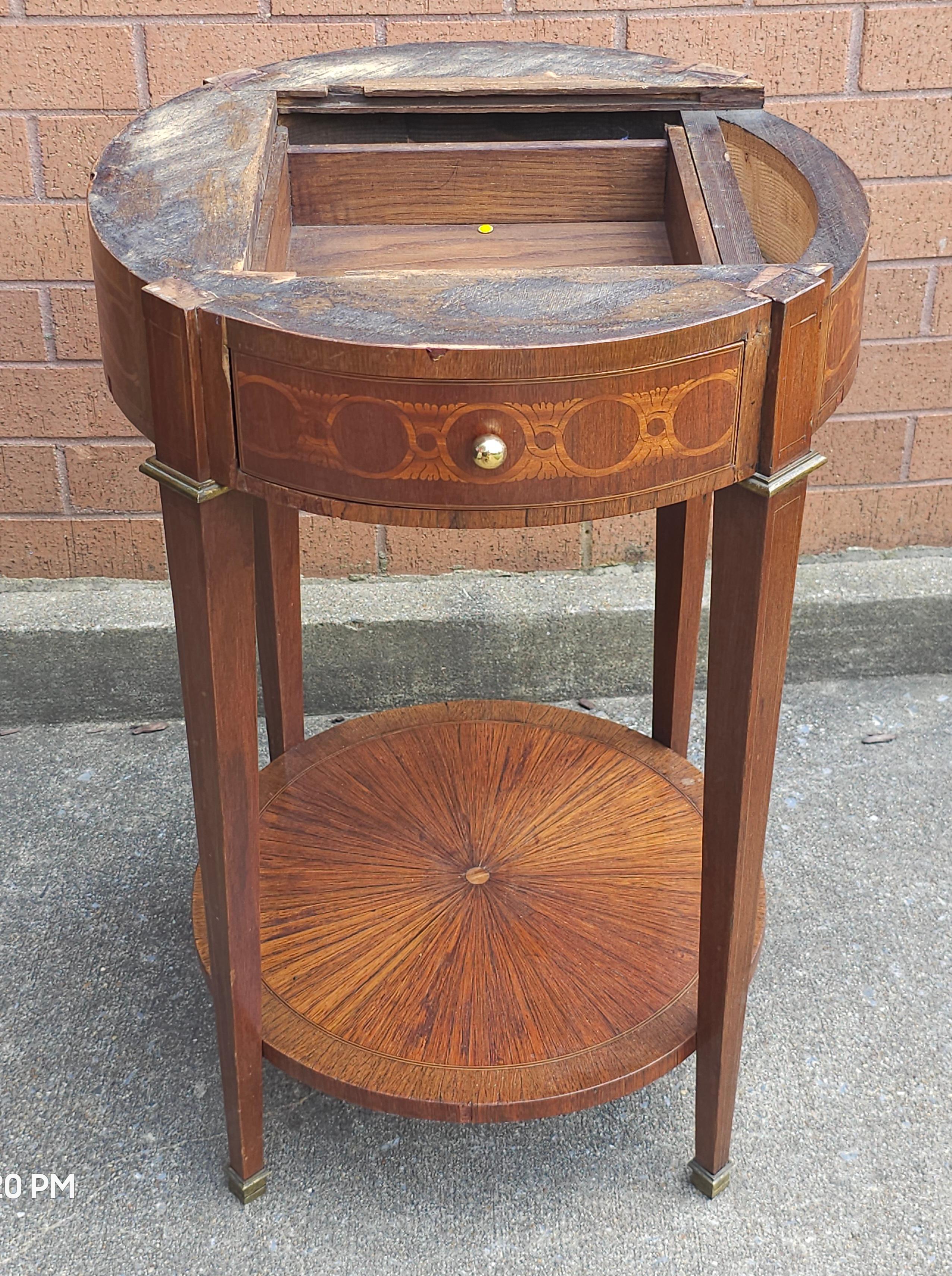 Table d'appoint à plateau de marbre en acajou incrusté de style Louis XVI du C.C., avec ferrures en laiton en vente 1