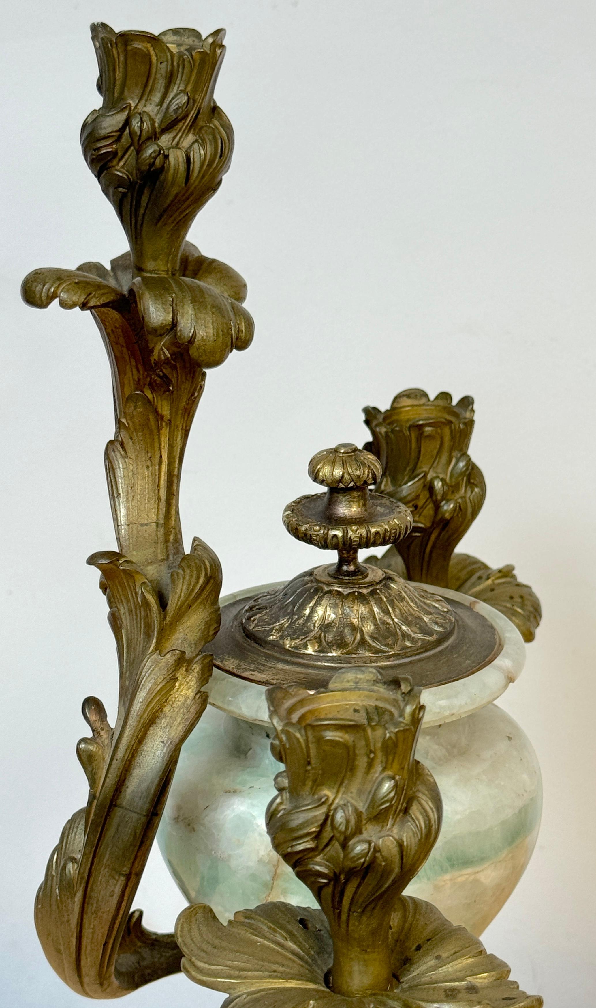 Candelabro a tre luci in stile Luigi XVI del XIX secolo con urna in cristallo di rocca verde in vendita 5