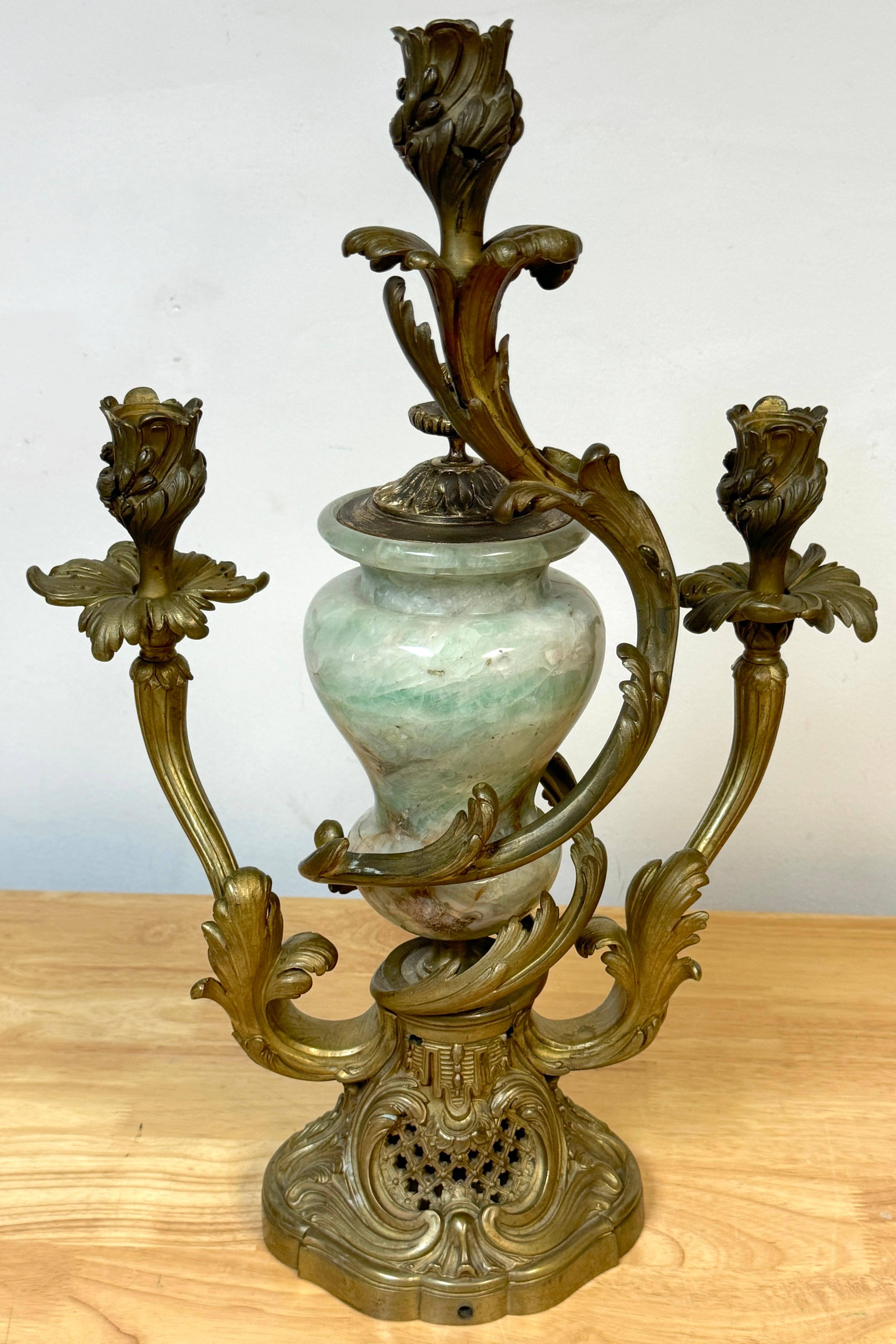 Candelabro a tre luci in stile Luigi XVI del XIX secolo con urna in cristallo di rocca verde in vendita 6