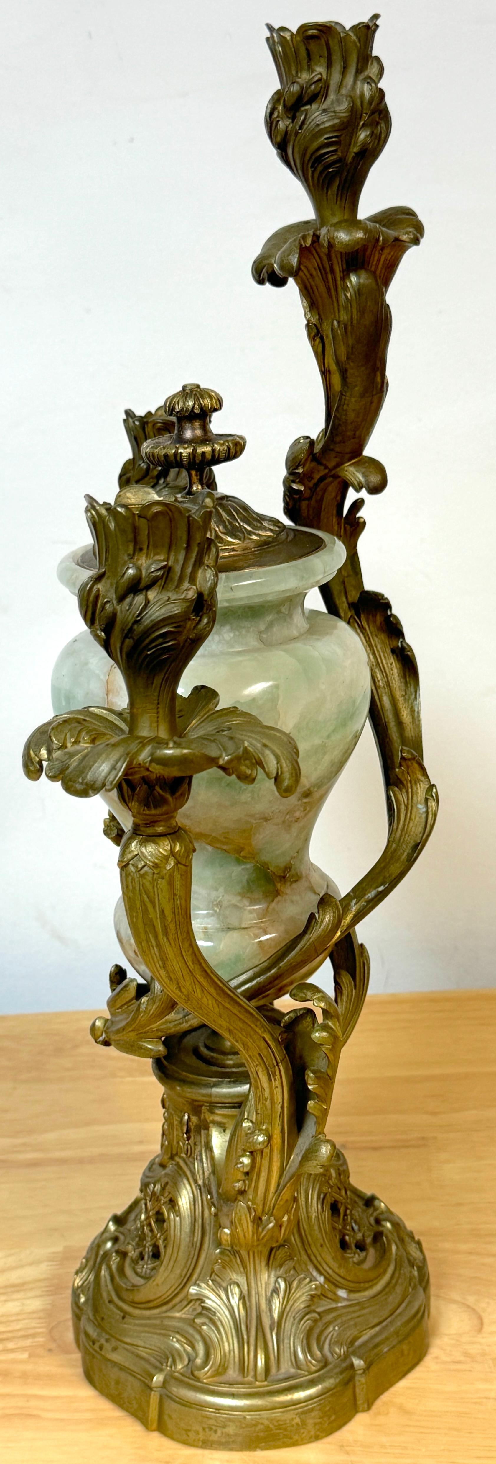 Candelabro a tre luci in stile Luigi XVI del XIX secolo con urna in cristallo di rocca verde in vendita 8