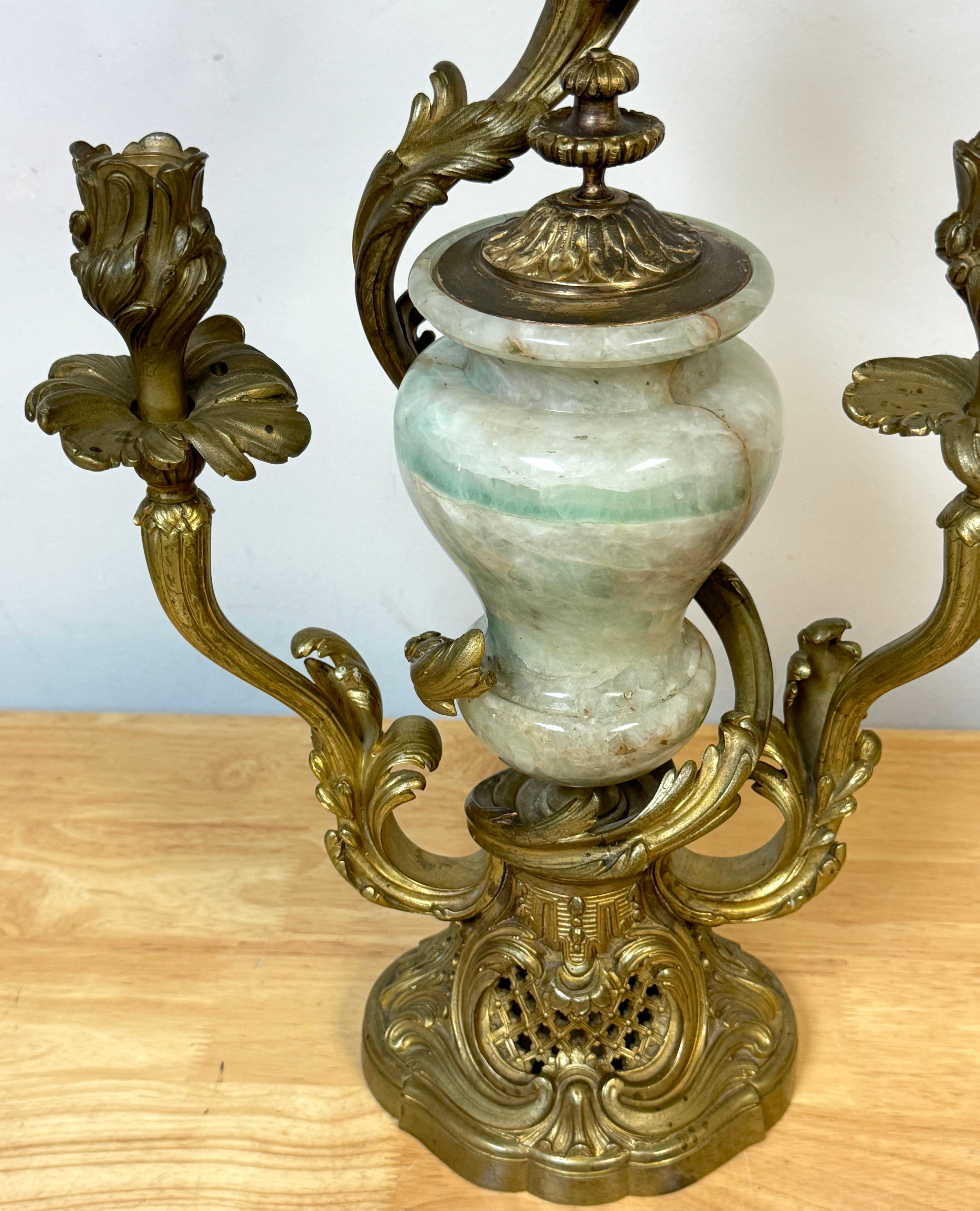 Francese Candelabro a tre luci in stile Luigi XVI del XIX secolo con urna in cristallo di rocca verde in vendita