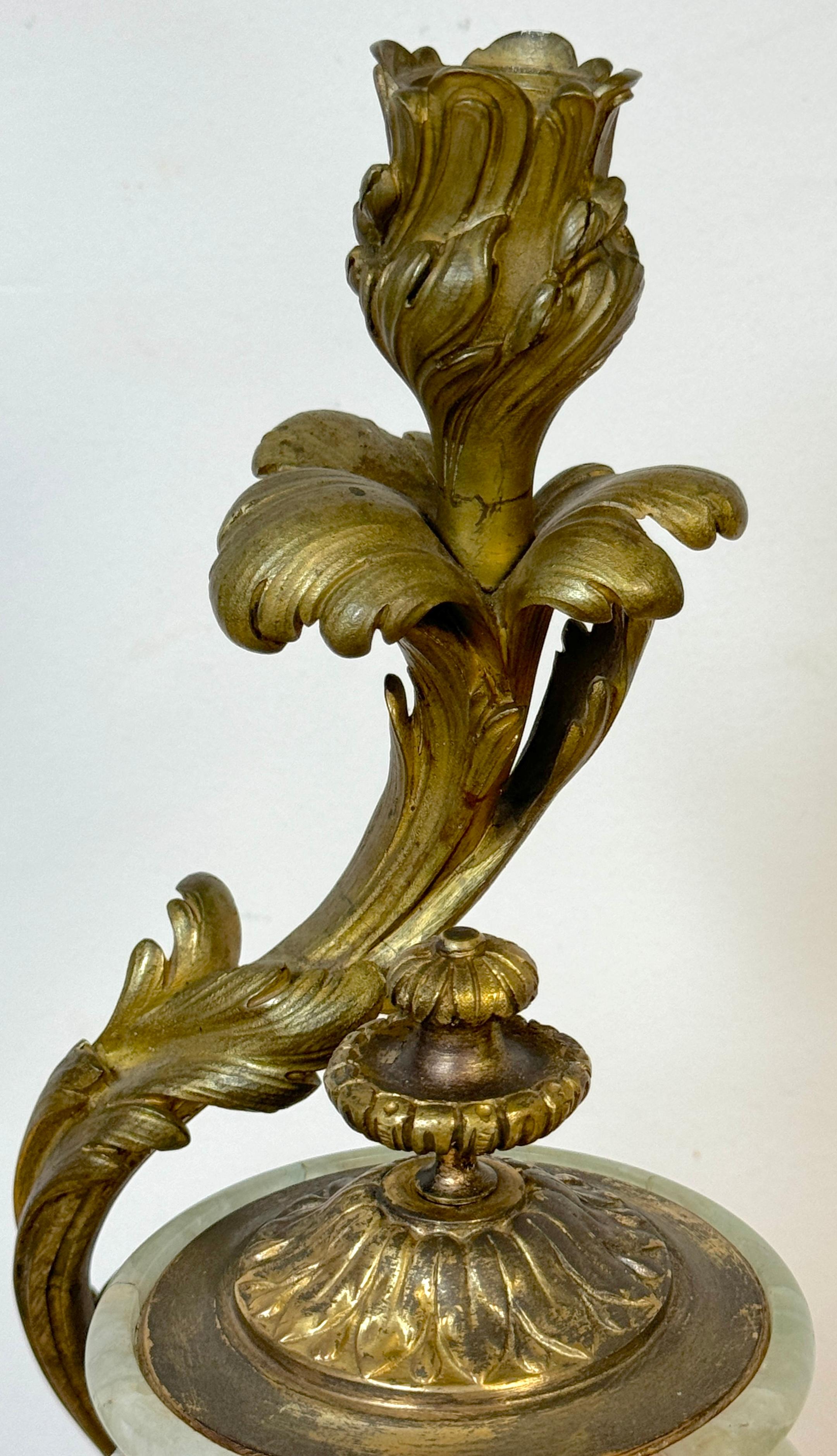 Quarzo Candelabro a tre luci in stile Luigi XVI del XIX secolo con urna in cristallo di rocca verde in vendita