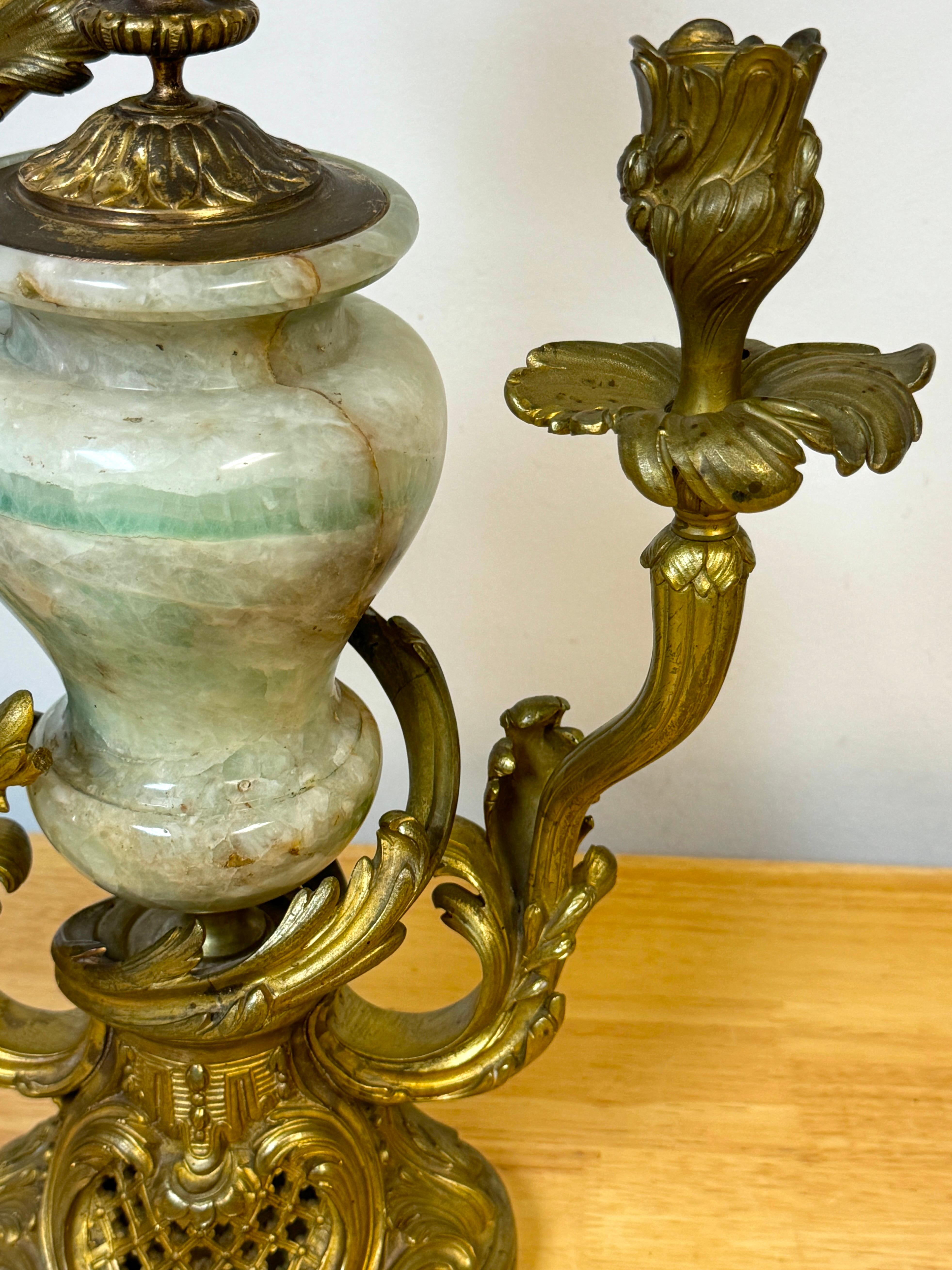 Candelabro a tre luci in stile Luigi XVI del XIX secolo con urna in cristallo di rocca verde in vendita 1
