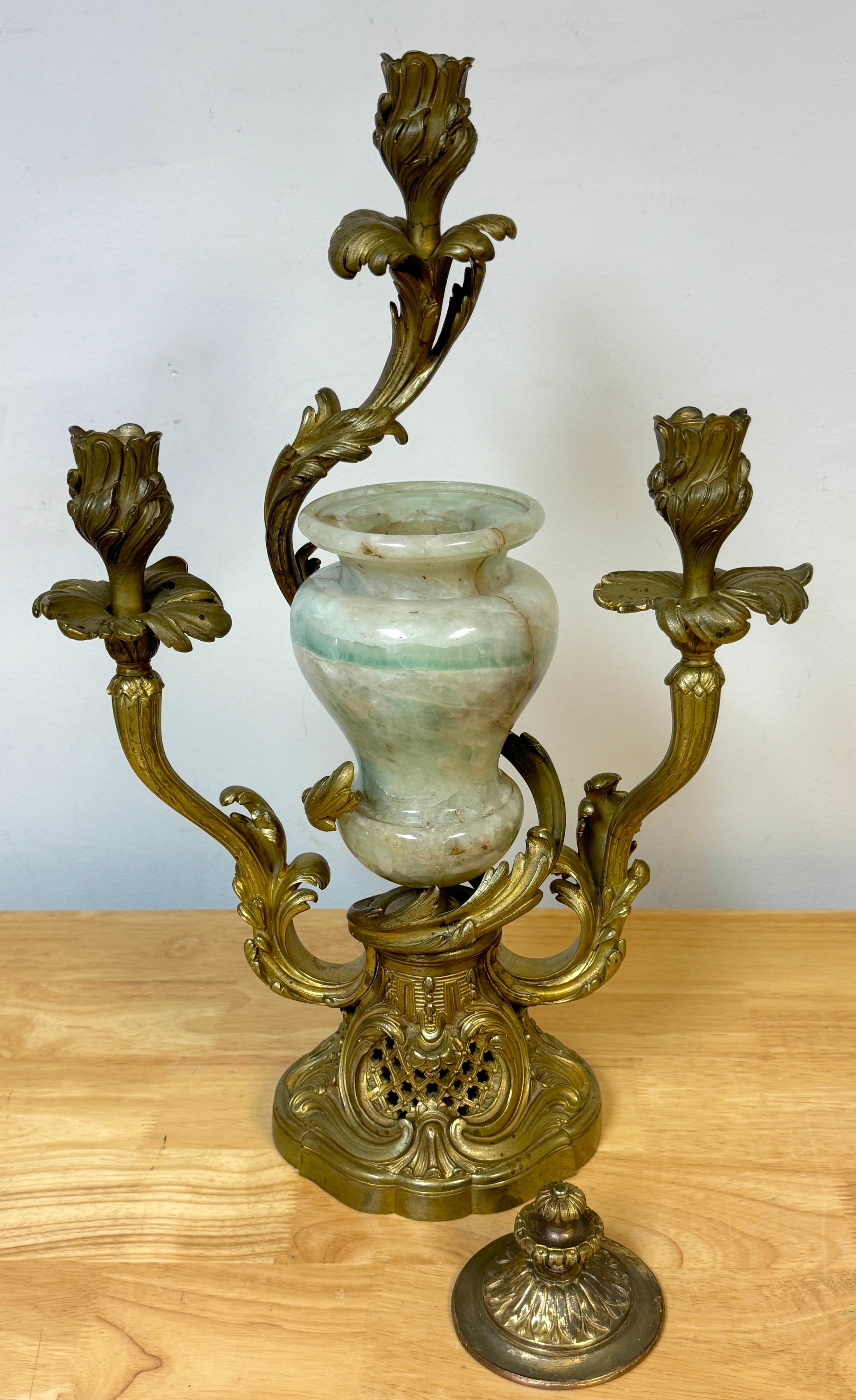 Candelabro a tre luci in stile Luigi XVI del XIX secolo con urna in cristallo di rocca verde in vendita 2