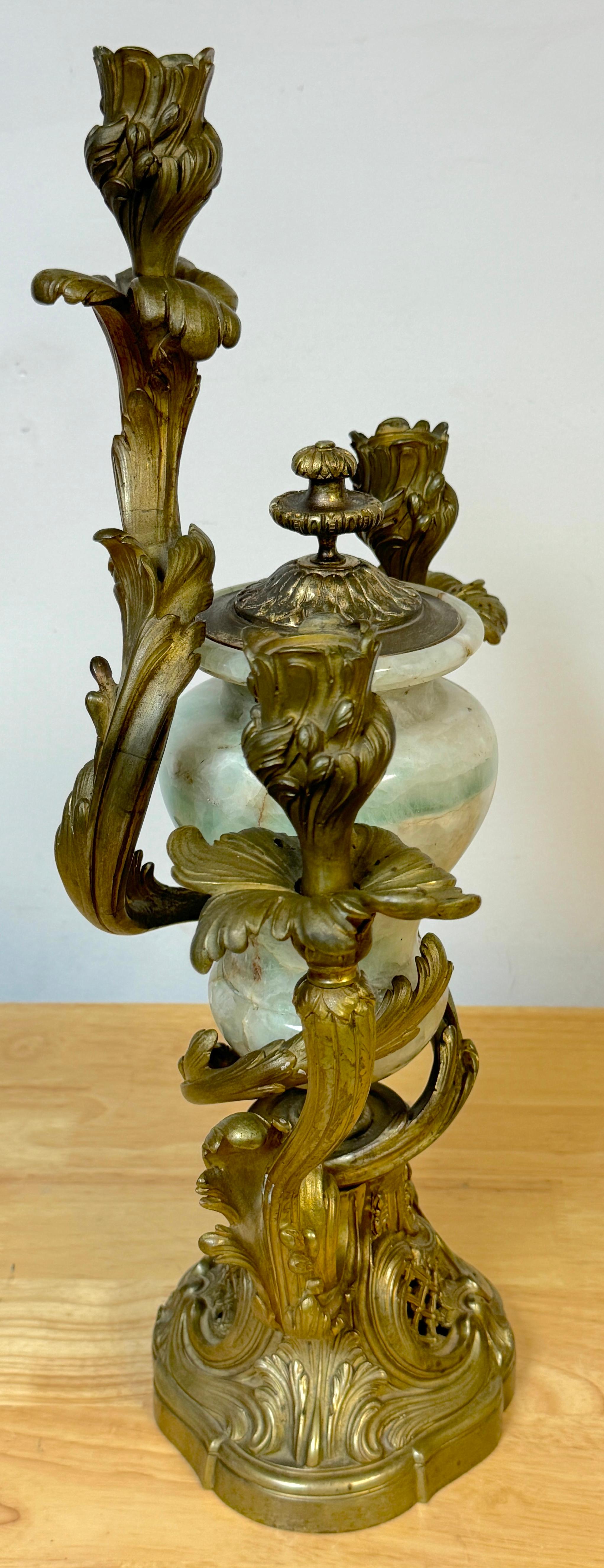 Candelabro a tre luci in stile Luigi XVI del XIX secolo con urna in cristallo di rocca verde in vendita 3