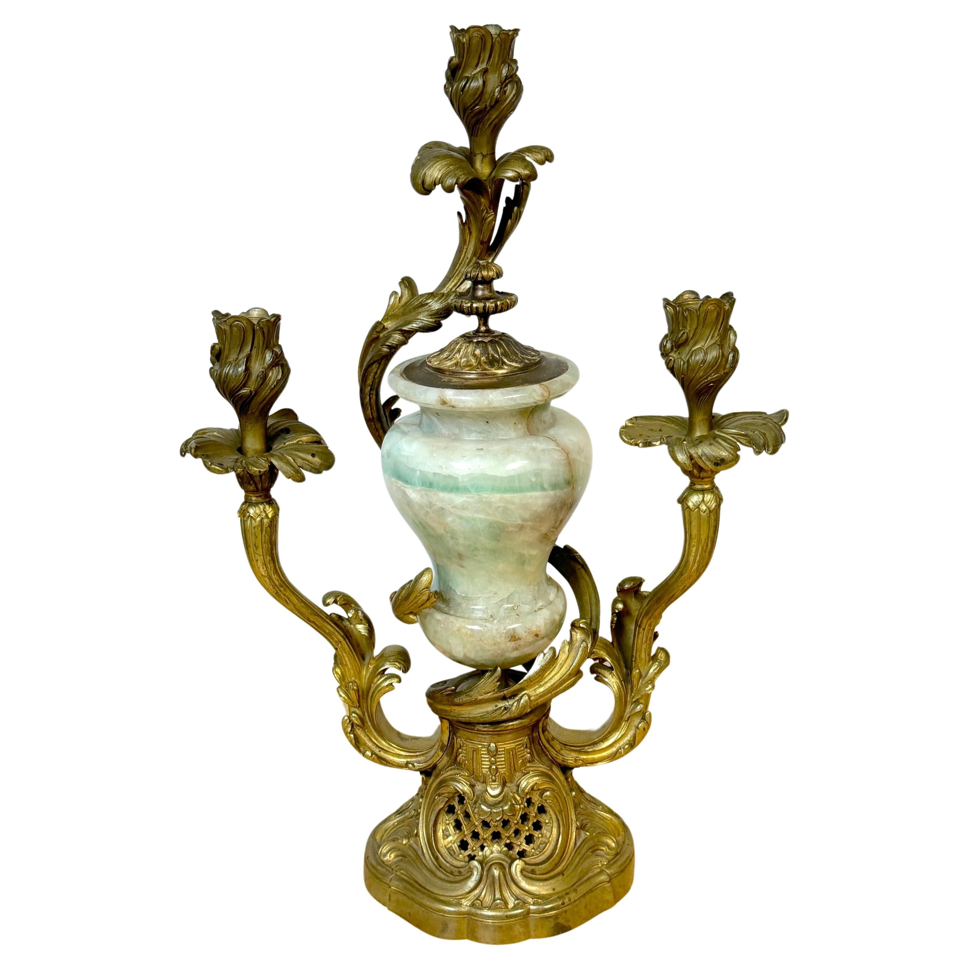 Candelabro a tre luci in stile Luigi XVI del XIX secolo con urna in cristallo di rocca verde in vendita