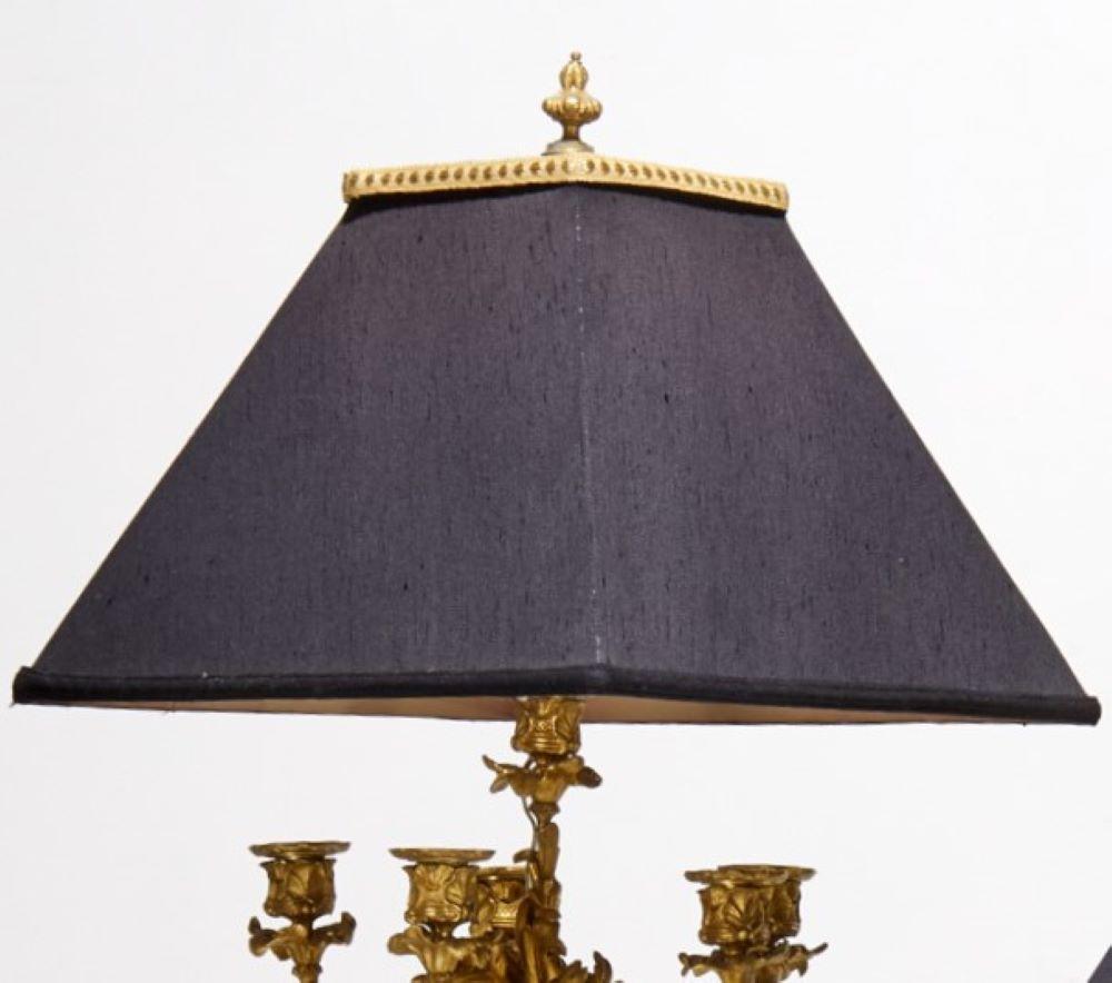 Lámparas Candelabro de Bronce Dorado y Pintado Estilo Luis XVI S. XIX con Pantalla en venta 3