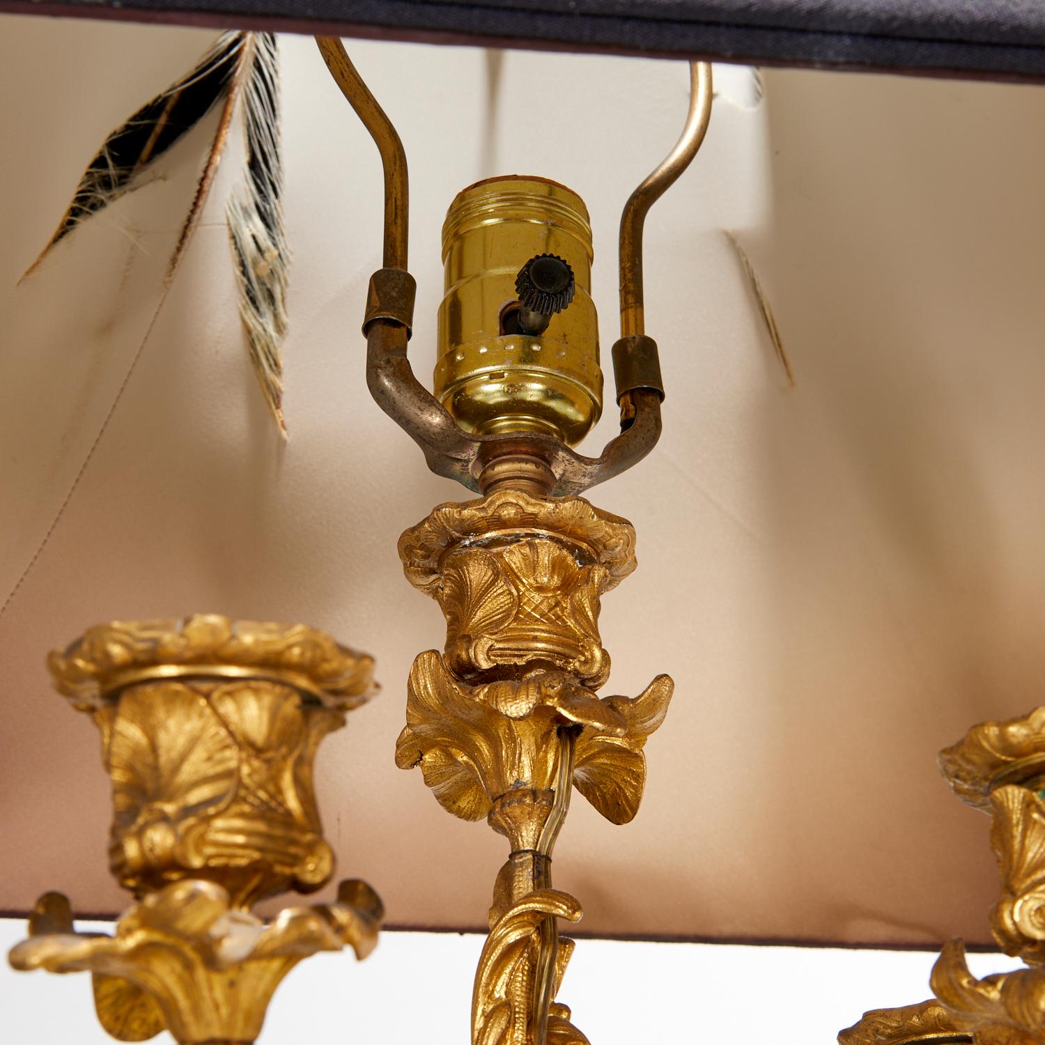 Lámparas Candelabro de Bronce Dorado y Pintado Estilo Luis XVI S. XIX con Pantalla en venta 4
