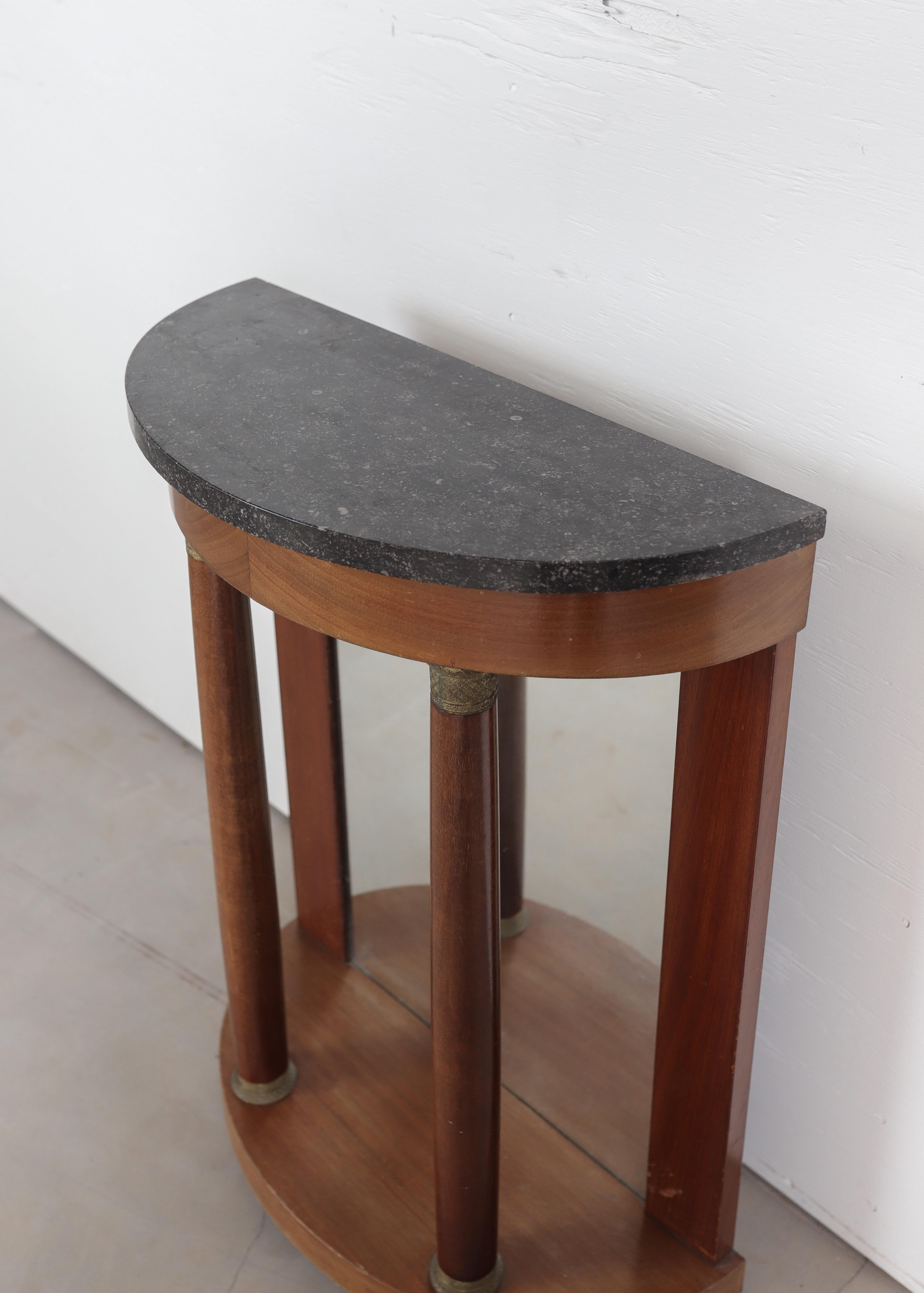 Français 19e s. Demilune en acajou avec plateau en marbre gris en vente